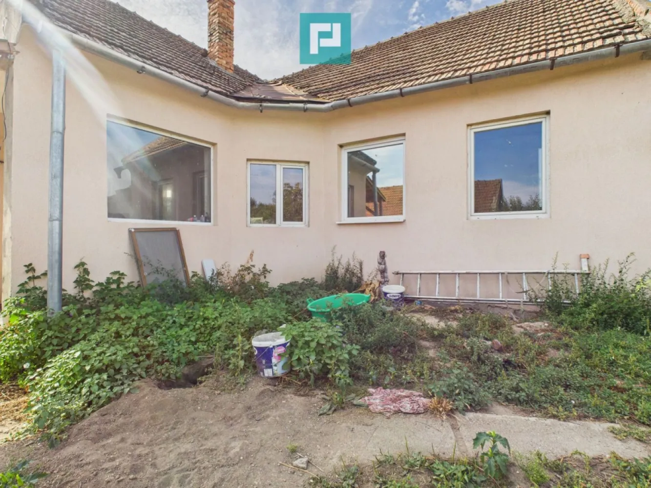 Casă spatioasă și solidă în Pecica - Vă propun spre vânzare o casă spațioasă și solidă în Pecica, într-o zonă bună și liniștită. Proprietatea este amplasată pe un teren generos de 1065 mp, suprafață construită de aproximativ 200 mp și o suprafață utilă de 120 mp. Detalii proprietate: 3 camere spațioase și luminoase curte mare de 800 mp, ideală pentru relaxare sau amenajări diverse 2 poduri de intrare auto, acces facil pentru mai multe mașini anexe utile pentru depozitare sau alte funcțiuni sobă/teracotă pentru încălzire și copt, funcțională pivniță și pod Locație liniștită, potrivită atât pentru locuit, cât și pentru investiție. Dacă v-am stârnit interesul și doriți să achiziționați o casă solidă cu teren generos, într-o zonă liniștită din Pecica, vă stau la dispoziție la: Telefon: 0760672985 Email: jeanina.campan@propertylab.ro Jeanina Câmpan consultant imobiliar Propertylab Casă spatioasă și solidă în Pecica CP2571262 }}