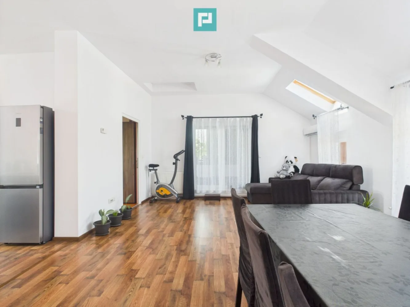 Apartament deosebit cu 3 camere , zona Fratelia - ACASĂ E ACOLO UNDE TE SIMȚI ÎN LINIȘTE – APARTAMENT DEOSEBIT CU 3 CAMERE ÎN FRATELIA, TIMIȘOARA Dacă visezi la un cămin care îmbină armonios confortul, spațiul generos și liniștea unei zone aflate în plină dezvoltare, acest apartament este exact ce cauți.      Localizare: Mansarda unui bloc , cu doar 2 etaje, într-o zonă liniștită și aerisită din Fratelia – ideală pentru cei care apreciază intimitatea și liniștea.  Compartimentare inteligentă: 2 dormitoare spațioase, dintre care unul cu dressing dedicat – pentru un plus de organizare și eleganță Living și bucătărie open-space – locul perfect pentru seri în familie sau întâlniri cu prietenii Baie spatioasa cu cadă – pentru momentele tale de relaxare Balcon închis de 17,8 mp – un colț luminos cu vedere panoramică unde diminețile devin speciale      Detalii care fac diferența: Suprafață utilă generoasă: 103 mp Complet mobilat și utilat – tot ce trebuie să faci este să te muți Geamuri mari, drepte + geamuri Velux – lumină naturală din belșug, pe tot parcursul zilei Curent trifazic – un avantaj major pentru eficiență și adaptabilitate Spațiu bine aerisit, chiar și în zilele toride de vară   Un apartament cald, primitor, perfect pentru o familie sau un cuplu care își dorește un cămin aparte.   Excelent poziționat în zona de case, în proximitatea principalelor puncte de interes major , mijloace de transport în comun , grădinițe , scoli etc. Pentru informații suplimentare, nu ezitați să ne contactați. Suntem pregătiți să vă asistăm în găsirea casei ideale! Contact: Consultant imobiliar : Laurentiu Caraman Telefon : 0721824896 Email : laurentiu.caraman@propertylab.ro CP2561759 Vă așteptăm cu drag pentru vizionări și pentru a discuta despre această ofertă excelentă! }}