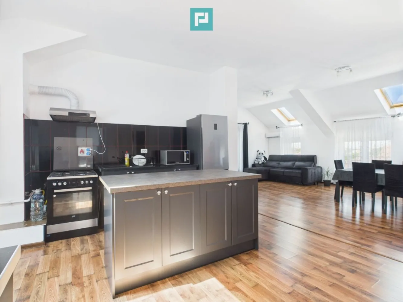 Apartament deosebit cu 3 camere , zona Fratelia - ACASĂ E ACOLO UNDE TE SIMȚI ÎN LINIȘTE – APARTAMENT DEOSEBIT CU 3 CAMERE ÎN FRATELIA, TIMIȘOARA Dacă visezi la un cămin care îmbină armonios confortul, spațiul generos și liniștea unei zone aflate în plină dezvoltare, acest apartament este exact ce cauți.      Localizare: Mansarda unui bloc , cu doar 2 etaje, într-o zonă liniștită și aerisită din Fratelia – ideală pentru cei care apreciază intimitatea și liniștea.  Compartimentare inteligentă: 2 dormitoare spațioase, dintre care unul cu dressing dedicat – pentru un plus de organizare și eleganță Living și bucătărie open-space – locul perfect pentru seri în familie sau întâlniri cu prietenii Baie spatioasa cu cadă – pentru momentele tale de relaxare Balcon închis de 17,8 mp – un colț luminos cu vedere panoramică unde diminețile devin speciale      Detalii care fac diferența: Suprafață utilă generoasă: 103 mp Complet mobilat și utilat – tot ce trebuie să faci este să te muți Geamuri mari, drepte + geamuri Velux – lumină naturală din belșug, pe tot parcursul zilei Curent trifazic – un avantaj major pentru eficiență și adaptabilitate Spațiu bine aerisit, chiar și în zilele toride de vară   Un apartament cald, primitor, perfect pentru o familie sau un cuplu care își dorește un cămin aparte.   Excelent poziționat în zona de case, în proximitatea principalelor puncte de interes major , mijloace de transport în comun , grădinițe , scoli etc. Pentru informații suplimentare, nu ezitați să ne contactați. Suntem pregătiți să vă asistăm în găsirea casei ideale! Contact: Consultant imobiliar : Laurentiu Caraman Telefon : 0721824896 Email : laurentiu.caraman@propertylab.ro CP2561759 Vă așteptăm cu drag pentru vizionări și pentru a discuta despre această ofertă excelentă! }}