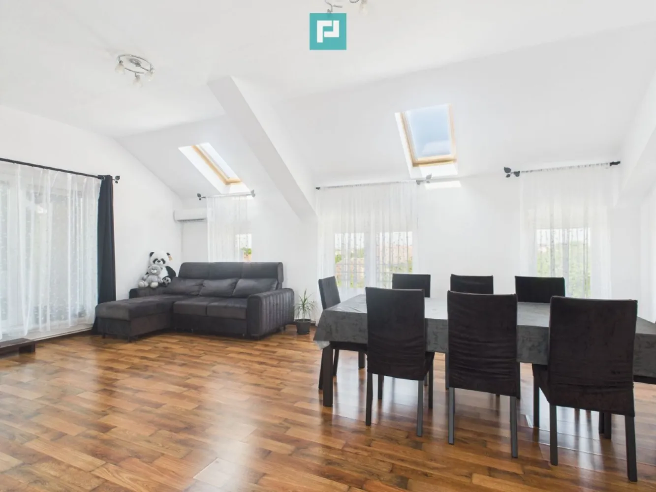 Apartament deosebit cu 3 camere , zona Fratelia - ACASĂ E ACOLO UNDE TE SIMȚI ÎN LINIȘTE – APARTAMENT DEOSEBIT CU 3 CAMERE ÎN FRATELIA, TIMIȘOARA Dacă visezi la un cămin care îmbină armonios confortul, spațiul generos și liniștea unei zone aflate în plină dezvoltare, acest apartament este exact ce cauți.      Localizare: Mansarda unui bloc , cu doar 2 etaje, într-o zonă liniștită și aerisită din Fratelia – ideală pentru cei care apreciază intimitatea și liniștea.  Compartimentare inteligentă: 2 dormitoare spațioase, dintre care unul cu dressing dedicat – pentru un plus de organizare și eleganță Living și bucătărie open-space – locul perfect pentru seri în familie sau întâlniri cu prietenii Baie spatioasa cu cadă – pentru momentele tale de relaxare Balcon închis de 17,8 mp – un colț luminos cu vedere panoramică unde diminețile devin speciale      Detalii care fac diferența: Suprafață utilă generoasă: 103 mp Complet mobilat și utilat – tot ce trebuie să faci este să te muți Geamuri mari, drepte + geamuri Velux – lumină naturală din belșug, pe tot parcursul zilei Curent trifazic – un avantaj major pentru eficiență și adaptabilitate Spațiu bine aerisit, chiar și în zilele toride de vară   Un apartament cald, primitor, perfect pentru o familie sau un cuplu care își dorește un cămin aparte.   Excelent poziționat în zona de case, în proximitatea principalelor puncte de interes major , mijloace de transport în comun , grădinițe , scoli etc. Pentru informații suplimentare, nu ezitați să ne contactați. Suntem pregătiți să vă asistăm în găsirea casei ideale! Contact: Consultant imobiliar : Laurentiu Caraman Telefon : 0721824896 Email : laurentiu.caraman@propertylab.ro CP2561759 Vă așteptăm cu drag pentru vizionări și pentru a discuta despre această ofertă excelentă! }}