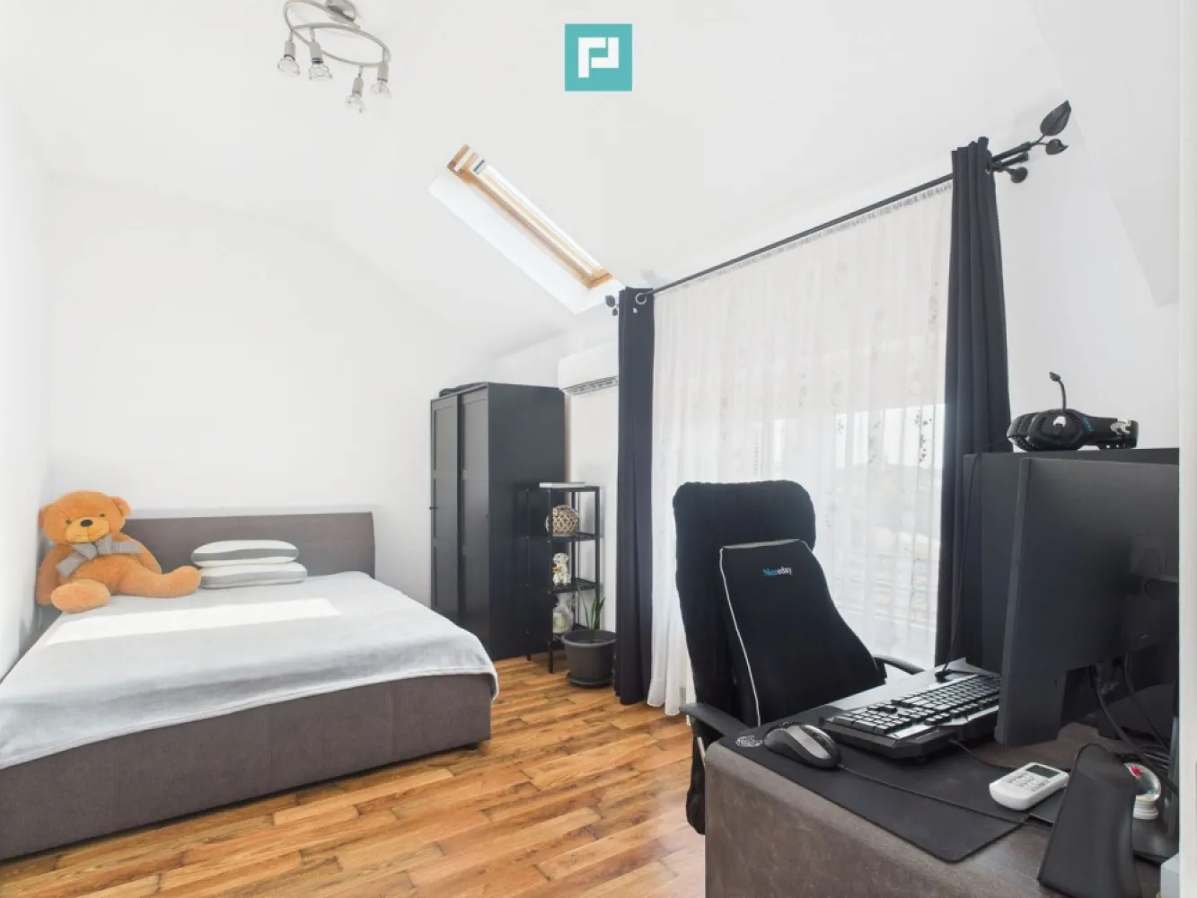 Apartament deosebit cu 3 camere , zona Fratelia - ACASĂ E ACOLO UNDE TE SIMȚI ÎN LINIȘTE – APARTAMENT DEOSEBIT CU 3 CAMERE ÎN FRATELIA, TIMIȘOARA Dacă visezi la un cămin care îmbină armonios confortul, spațiul generos și liniștea unei zone aflate în plină dezvoltare, acest apartament este exact ce cauți.      Localizare: Mansarda unui bloc , cu doar 2 etaje, într-o zonă liniștită și aerisită din Fratelia – ideală pentru cei care apreciază intimitatea și liniștea.  Compartimentare inteligentă: 2 dormitoare spațioase, dintre care unul cu dressing dedicat – pentru un plus de organizare și eleganță Living și bucătărie open-space – locul perfect pentru seri în familie sau întâlniri cu prietenii Baie spatioasa cu cadă – pentru momentele tale de relaxare Balcon închis de 17,8 mp – un colț luminos cu vedere panoramică unde diminețile devin speciale      Detalii care fac diferența: Suprafață utilă generoasă: 103 mp Complet mobilat și utilat – tot ce trebuie să faci este să te muți Geamuri mari, drepte + geamuri Velux – lumină naturală din belșug, pe tot parcursul zilei Curent trifazic – un avantaj major pentru eficiență și adaptabilitate Spațiu bine aerisit, chiar și în zilele toride de vară   Un apartament cald, primitor, perfect pentru o familie sau un cuplu care își dorește un cămin aparte.   Excelent poziționat în zona de case, în proximitatea principalelor puncte de interes major , mijloace de transport în comun , grădinițe , scoli etc. Pentru informații suplimentare, nu ezitați să ne contactați. Suntem pregătiți să vă asistăm în găsirea casei ideale! Contact: Consultant imobiliar : Laurentiu Caraman Telefon : 0721824896 Email : laurentiu.caraman@propertylab.ro CP2561759 Vă așteptăm cu drag pentru vizionări și pentru a discuta despre această ofertă excelentă! }}