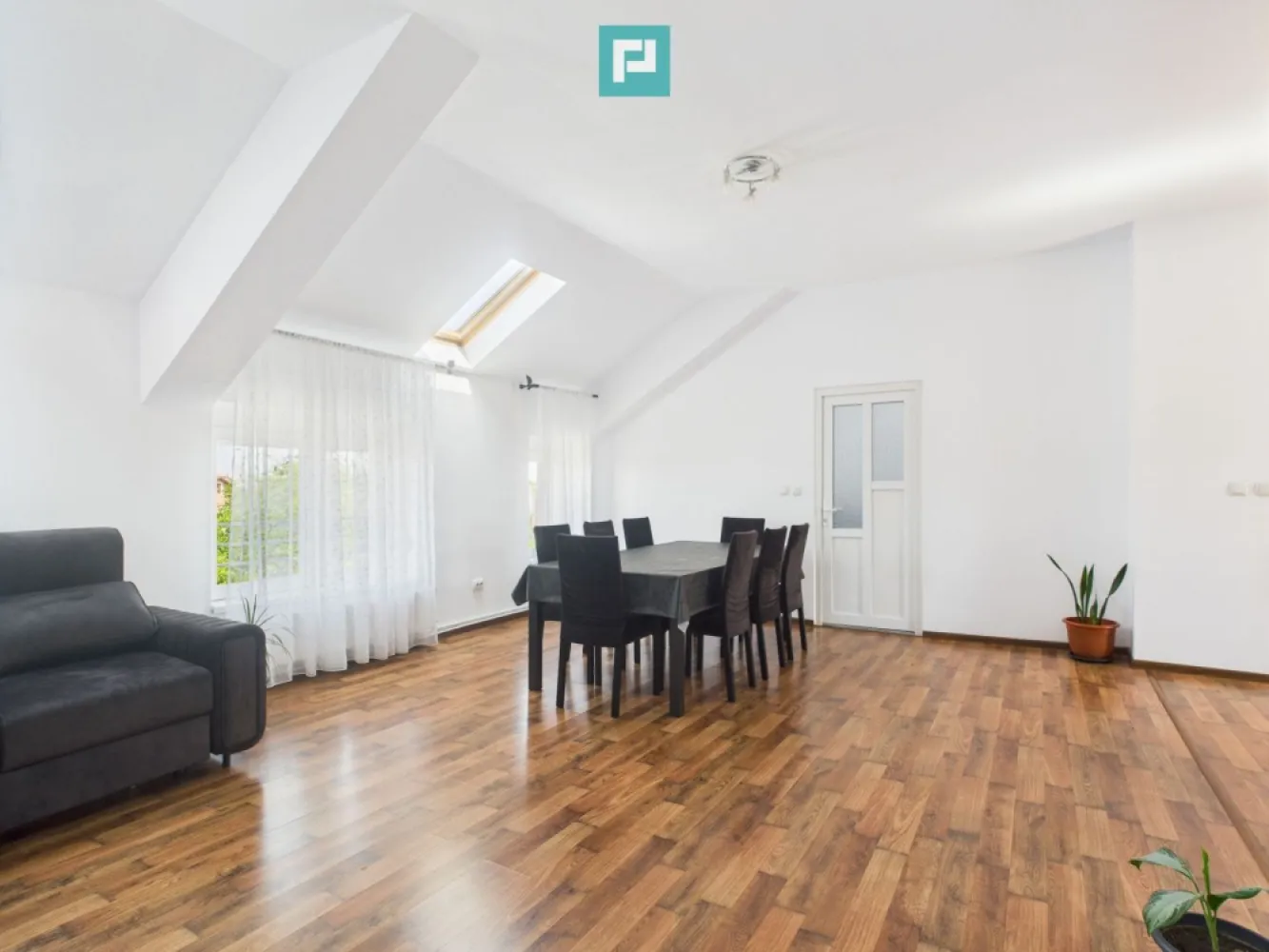 Apartament deosebit cu 3 camere , zona Fratelia