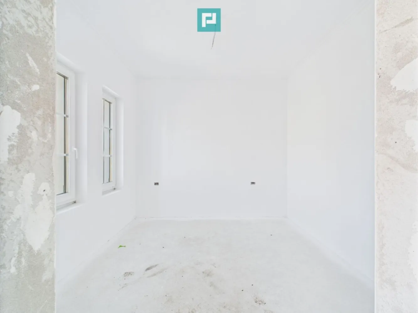 Jumătate de Duplex Modern în Giarmata - De vânzare – Jumătate de Duplex Modern în Giarmata, zonă strategică lângă aeroport și autostradă! Îți prezentăm o proprietate ideală pentru familii sau investitori – o jumătate de duplex, bine compartimentată, spațioasă și eficient construită, într-o zonă aflată în plină dezvoltare. Suprafață utilă: 118,7 mp Teren: 300 mp Compartimentare: P+E+Pod (placă de beton peste etaj) Separare prin cameră tehnică – intimitate și liniște garantată Parter: - Hol de acces - Birou (ideal pentru lucru de acasă) - Baie - Cameră de zi + bucătărie open space - Terasă acoperită de 10 mp – perfectă pentru relaxare Etaj: - 3 dormitoare (unul cu dressing) - Baie principală - Hol generos - Balcon Beneficii și zonă: Utilități: apă, curent, fosă septică Drum asfaltat Acces facil către: Aeroport, Centură, Autostradă Zonă liniștită, în plină expansiune – ideală pentru locuit sau închiriat Prețul este de 165000 de euro la cheie. O casă bine gândită, cu spațiu pentru confort, intimitate și funcționalitate, la doar câteva minute de marile puncte de interes ale Timișoarei. Descoperă un loc care îmbină liniștea unei comunități cu accesul rapid către oraș și infrastructură majoră! Pentru mai multe detalii sau pentru a programa o vizionare, nu ezitați să mă contactați! Dina Driment – Consultant Imobiliar Property Lab 0721 869 140 dina.driment@propertylab.ro CP2558987 }}