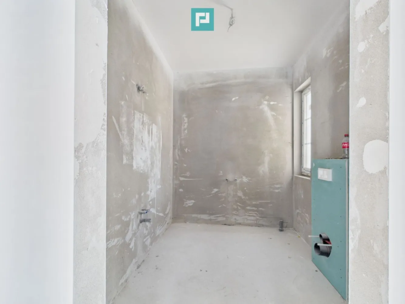 Jumătate de Duplex Modern în Giarmata - De vânzare – Jumătate de Duplex Modern în Giarmata, zonă strategică lângă aeroport și autostradă! Îți prezentăm o proprietate ideală pentru familii sau investitori – o jumătate de duplex, bine compartimentată, spațioasă și eficient construită, într-o zonă aflată în plină dezvoltare. Suprafață utilă: 118,7 mp Teren: 300 mp Compartimentare: P+E+Pod (placă de beton peste etaj) Separare prin cameră tehnică – intimitate și liniște garantată Parter: - Hol de acces - Birou (ideal pentru lucru de acasă) - Baie - Cameră de zi + bucătărie open space - Terasă acoperită de 10 mp – perfectă pentru relaxare Etaj: - 3 dormitoare (unul cu dressing) - Baie principală - Hol generos - Balcon Beneficii și zonă: Utilități: apă, curent, fosă septică Drum asfaltat Acces facil către: Aeroport, Centură, Autostradă Zonă liniștită, în plină expansiune – ideală pentru locuit sau închiriat Prețul este de 165000 de euro la cheie. O casă bine gândită, cu spațiu pentru confort, intimitate și funcționalitate, la doar câteva minute de marile puncte de interes ale Timișoarei. Descoperă un loc care îmbină liniștea unei comunități cu accesul rapid către oraș și infrastructură majoră! Pentru mai multe detalii sau pentru a programa o vizionare, nu ezitați să mă contactați! Dina Driment – Consultant Imobiliar Property Lab 0721 869 140 dina.driment@propertylab.ro CP2558987 }}