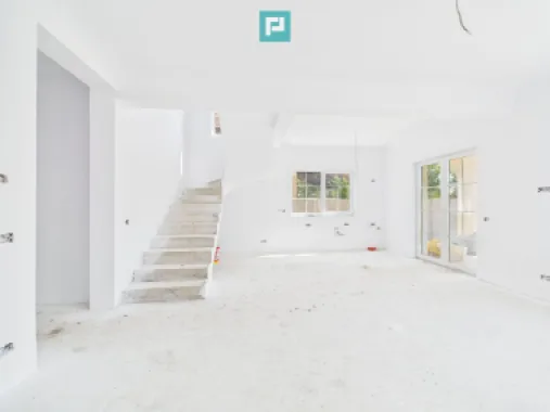 Jumătate de Duplex Modern în Giarmata