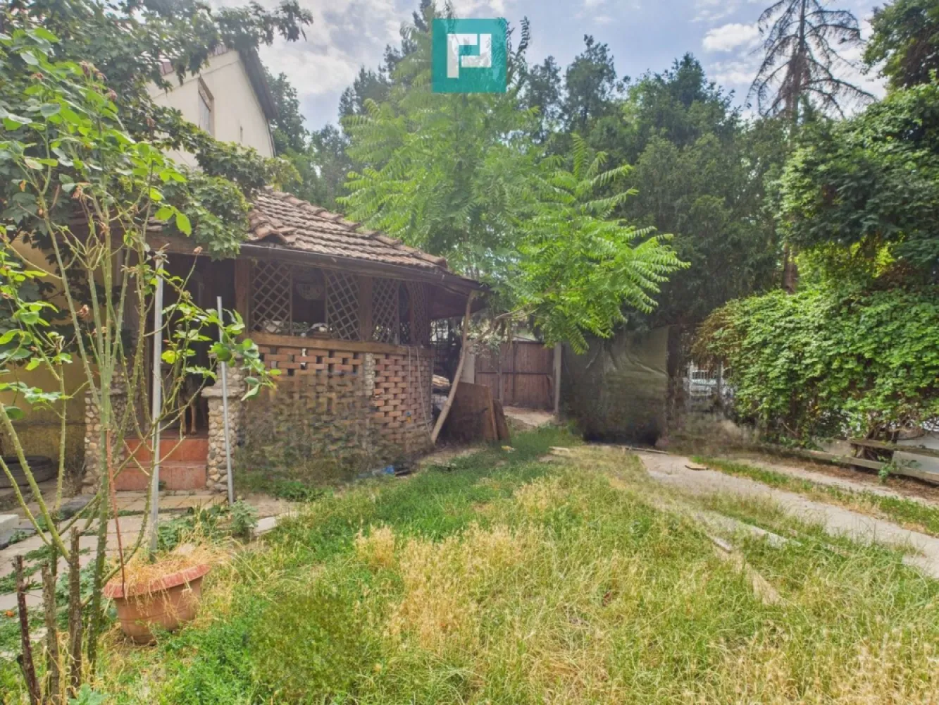 Locuință multifamilială sau investiție - 2 corpuri - Property Lab vă propunem spre vânzare o proprietate formată din două corpuri de clădire, cu o suprafață totală construită de 130 mp, situată într-o zona liniștit, dar forate accesibilă, aproape de punctele de interes ale orașului. - Corpul principal: 90 mp - Corp secundar: 40 mp - Terasă acoperită: 12 mp - Atelier: 22 mp - Șpais, beci și pod înalt (ideal pentru amenajare suplimentară) Acoperișul a fost recent renovat cu țiglă schimbată acum 2 ani. Proprietatea beneficiază de fântână proprie, grădină generoasă, pomi fructiferi și se află într-o zonă liniștită, în imediata apropiere a Uzinei de Apă și a Canalului Bega – perfectă pentru iubitorii de natură și relaxare. Este necesară igienizarea și curățenia generală, deoarece nu a fost locuită în ultima perioadă. Însă potențialul acestei proprietăți este cu adevărat remarcabil, fie că o doriți ca locuință permanentă sau proiect de investiție. Pentru detalii suplimentare și programarea unei vizionări, nu ezitați să mă contactați! Dina Driment, consultant imobiliar Property Lab Telefon : 0721869140 e-mail : dina.driment@propertylab.ro CP2556576 }}