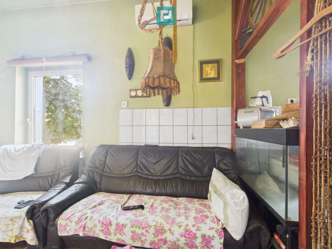 Locuință multifamilială sau investiție - 2 corpuri - Property Lab vă propunem spre vânzare o proprietate formată din două corpuri de clădire, cu o suprafață totală construită de 130 mp, situată într-o zona liniștit, dar forate accesibilă, aproape de punctele de interes ale orașului. - Corpul principal: 90 mp - Corp secundar: 40 mp - Terasă acoperită: 12 mp - Atelier: 22 mp - Șpais, beci și pod înalt (ideal pentru amenajare suplimentară) Acoperișul a fost recent renovat cu țiglă schimbată acum 2 ani. Proprietatea beneficiază de fântână proprie, grădină generoasă, pomi fructiferi și se află într-o zonă liniștită, în imediata apropiere a Uzinei de Apă și a Canalului Bega – perfectă pentru iubitorii de natură și relaxare. Este necesară igienizarea și curățenia generală, deoarece nu a fost locuită în ultima perioadă. Însă potențialul acestei proprietăți este cu adevărat remarcabil, fie că o doriți ca locuință permanentă sau proiect de investiție. Pentru detalii suplimentare și programarea unei vizionări, nu ezitați să mă contactați! Dina Driment, consultant imobiliar Property Lab Telefon : 0721869140 e-mail : dina.driment@propertylab.ro CP2556576 }}