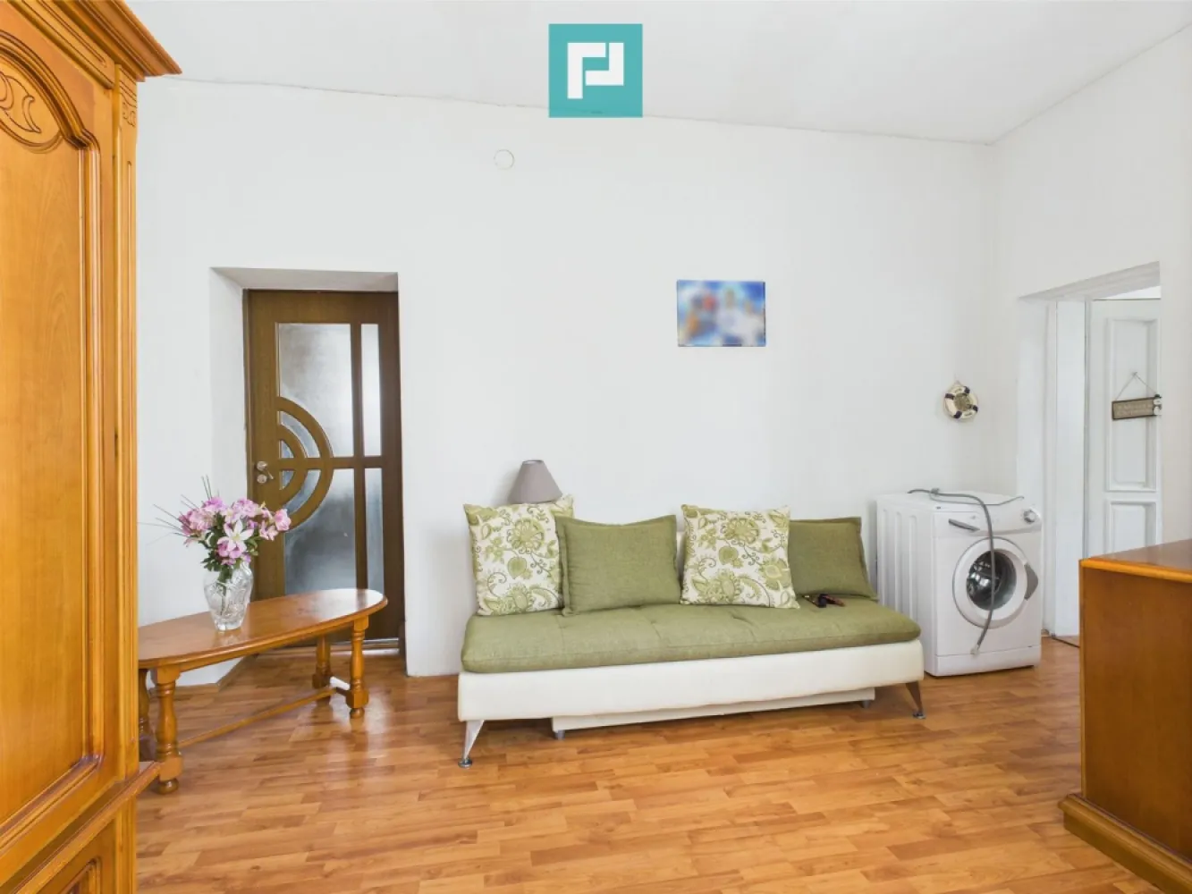 Casă modernă 5 camere, în Caporal Alexa - Sântana - Casă modernă, spațioasă și versatilă – gata pentru mutare sau afacere! O casă cu suflet, gata să devină „acasă” Îți prezint o locuință recent renovată, cu un aer contemporan, situată chiar pe strada principală din Caporal Alexa – o locație cu vizibilitate excelentă și acces facil. Casa dispune de cinci camere, cu o suprafață utilă de 150 mp, dormitoare generoase și luminoase, holuri mari, o bucătărie open-space elegantă, fiind ideală atât pentru o familie, cât și pentru desfășurarea unei activități comerciale și se vinde complet mobilată și utilată – te poți muta imediat, fără alte investiții. Proprietatea are un teren de 750 mp, perfect amenajat, curte cimentată, grădină, pomi ornamentali, gazon, pod, acoperiș nou și pivniță. Fie că visezi la un cămin modern sau la un spațiu mixt locuință + afacere, aici ai flexibilitatea de care ai nevoie. Descoperă liniștea și confortul unei case primitoare, amplasată într-o zonă liniștită dar cu acces facil către oraș. Cu un design armonios, spații luminoase și o curte perfectă pentru momente de relaxare, această locuință oferă tot ce ai nevoie pentru un stil de viață echilibrat. Fiecare colț al casei spune o poveste de bun gust și grijă pentru detalii. Este mai mult decât o proprietate – este locul unde amintirile frumoase așteaptă să fie create. Te aștept la o vizionare asistată, la viitoarea ta proprietate! Telefon: 0760672985 Jeanina Câmpan Consultant imobiliar Propertylab Email: jeanina.campan@propertylab.ro CP2535468 }}