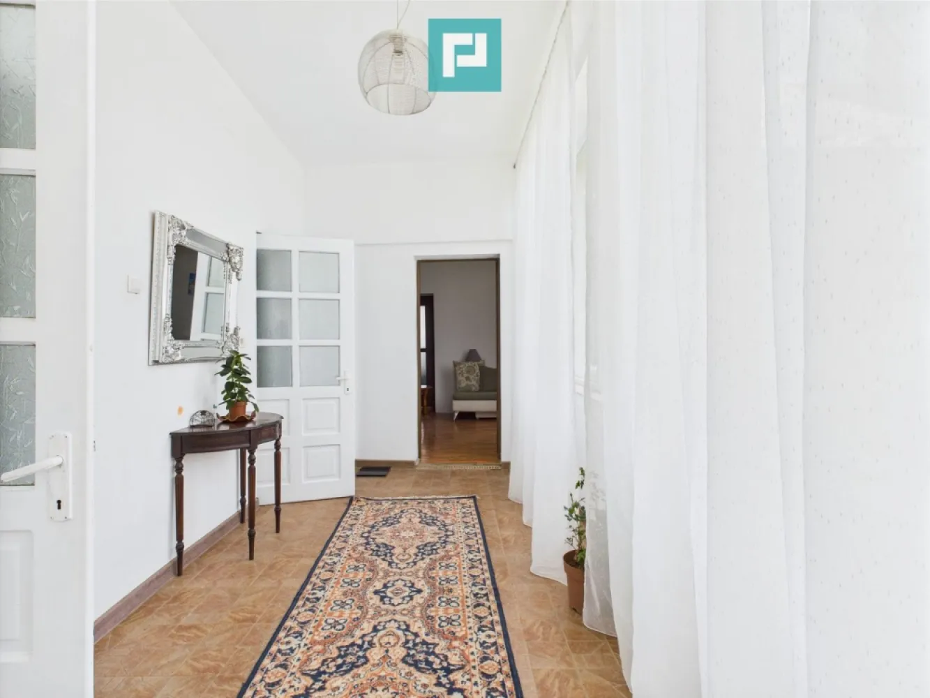 Casă modernă 5 camere, în Caporal Alexa - Sântana - Casă modernă, spațioasă și versatilă – gata pentru mutare sau afacere! O casă cu suflet, gata să devină „acasă” Îți prezint o locuință recent renovată, cu un aer contemporan, situată chiar pe strada principală din Caporal Alexa – o locație cu vizibilitate excelentă și acces facil. Casa dispune de cinci camere, cu o suprafață utilă de 150 mp, dormitoare generoase și luminoase, holuri mari, o bucătărie open-space elegantă, fiind ideală atât pentru o familie, cât și pentru desfășurarea unei activități comerciale și se vinde complet mobilată și utilată – te poți muta imediat, fără alte investiții. Proprietatea are un teren de 750 mp, perfect amenajat, curte cimentată, grădină, pomi ornamentali, gazon, pod, acoperiș nou și pivniță. Fie că visezi la un cămin modern sau la un spațiu mixt locuință + afacere, aici ai flexibilitatea de care ai nevoie. Descoperă liniștea și confortul unei case primitoare, amplasată într-o zonă liniștită dar cu acces facil către oraș. Cu un design armonios, spații luminoase și o curte perfectă pentru momente de relaxare, această locuință oferă tot ce ai nevoie pentru un stil de viață echilibrat. Fiecare colț al casei spune o poveste de bun gust și grijă pentru detalii. Este mai mult decât o proprietate – este locul unde amintirile frumoase așteaptă să fie create. Te aștept la o vizionare asistată, la viitoarea ta proprietate! Telefon: 0760672985 Jeanina Câmpan Consultant imobiliar Propertylab Email: jeanina.campan@propertylab.ro CP2535468 }}