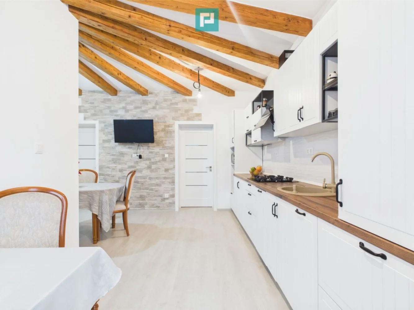 Casă Individuală cu spațiu comercial - Variaș - Casă Individuală cu spațiu comercial complet separat – Ideală pentru locuit + Afacere Utilități complete Gata de mutat Property Lab vă oferă spre vânzare o proprietate versatilă, perfectă pentru cei care își doresc confortul unei locuințe și independența unui spațiu comercial, fără ca cele două să se intersecteze. Situată în comuna Variaș, această proprietate oferă un echilibru perfect între confortul modern și farmecul rural, fiind ideală pentru o familie care își dorește liniște, spațiu și acces facil către Timișoara. O alegere excelentă pentru cei care doresc să combine spațiul de locuit cu o afacere locală sau pentru o familie numeroasă care caută spațiu și funcționalitate. Detalii casa : - Suprafață utilă: 193 mp - Teren: 720 mp - Compartimentare: living, 4 camere, bucătărie, 2 băi, 2 holuri, debara. - Garaj pentru 2 mașini ,anexe și curte generoasă. Dotări și finisaje: - Gaz, curent, canalizare, drum asfaltat - Centrala termică BUDERUS – eficiență și confort termic - Contoare electrice noi - Tâmplărie PVC cu geamuri termopane - Uși din MDF și lemn - Finisaje: parchet laminat, parchet masiv, mochetă - Se vinde mobilată și utilată complet Spațiu comercial – complet independent de locuință: - Separat de casa de locuit, cu acces propriu - Ideal pentru desfășurarea unei mici afaceri (magazin, birou, atelier etc.) - Poate funcționa fără a afecta intimitatea familiei din locuință Avantaje: - Locație liniștită, dar cu acces facil - Ideală pentru cei care vor să trăiască și să muncească în același loc, dar fără compromisuri privind spațiul personal Proprietatea aceasta poate fi exact ce cauți! Dacă îți dorești o locuință confortabilă, cu potențial de afacere, într-o zonă liniștită și verde, hai să o descoperim împreună! Programează o vizionare chiar astăzi – mă poți contacta oricând: Dina Driment - Consultant Imobiliar Property Lab Timișoara Telefon: 0721 869 140 E-mail: dina.driment@propertylab.ro CP2527939 O casă se simte altfel când o vezi cu ochii tăi. Te aștept cu drag la vizionare! }}