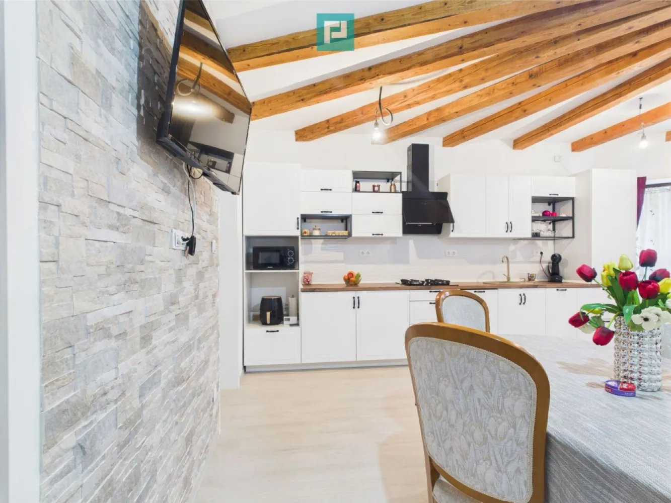 Casă Individuală cu spațiu comercial - Variaș - Casă Individuală cu spațiu comercial complet separat – Ideală pentru locuit + Afacere Utilități complete Gata de mutat Property Lab vă oferă spre vânzare o proprietate versatilă, perfectă pentru cei care își doresc confortul unei locuințe și independența unui spațiu comercial, fără ca cele două să se intersecteze. Situată în comuna Variaș, această proprietate oferă un echilibru perfect între confortul modern și farmecul rural, fiind ideală pentru o familie care își dorește liniște, spațiu și acces facil către Timișoara. O alegere excelentă pentru cei care doresc să combine spațiul de locuit cu o afacere locală sau pentru o familie numeroasă care caută spațiu și funcționalitate. Detalii casa : - Suprafață utilă: 193 mp - Teren: 720 mp - Compartimentare: living, 4 camere, bucătărie, 2 băi, 2 holuri, debara. - Garaj pentru 2 mașini ,anexe și curte generoasă. Dotări și finisaje: - Gaz, curent, canalizare, drum asfaltat - Centrala termică BUDERUS – eficiență și confort termic - Contoare electrice noi - Tâmplărie PVC cu geamuri termopane - Uși din MDF și lemn - Finisaje: parchet laminat, parchet masiv, mochetă - Se vinde mobilată și utilată complet Spațiu comercial – complet independent de locuință: - Separat de casa de locuit, cu acces propriu - Ideal pentru desfășurarea unei mici afaceri (magazin, birou, atelier etc.) - Poate funcționa fără a afecta intimitatea familiei din locuință Avantaje: - Locație liniștită, dar cu acces facil - Ideală pentru cei care vor să trăiască și să muncească în același loc, dar fără compromisuri privind spațiul personal Proprietatea aceasta poate fi exact ce cauți! Dacă îți dorești o locuință confortabilă, cu potențial de afacere, într-o zonă liniștită și verde, hai să o descoperim împreună! Programează o vizionare chiar astăzi – mă poți contacta oricând: Dina Driment - Consultant Imobiliar Property Lab Timișoara Telefon: 0721 869 140 E-mail: dina.driment@propertylab.ro CP2527939 O casă se simte altfel când o vezi cu ochii tăi. Te aștept cu drag la vizionare! }}