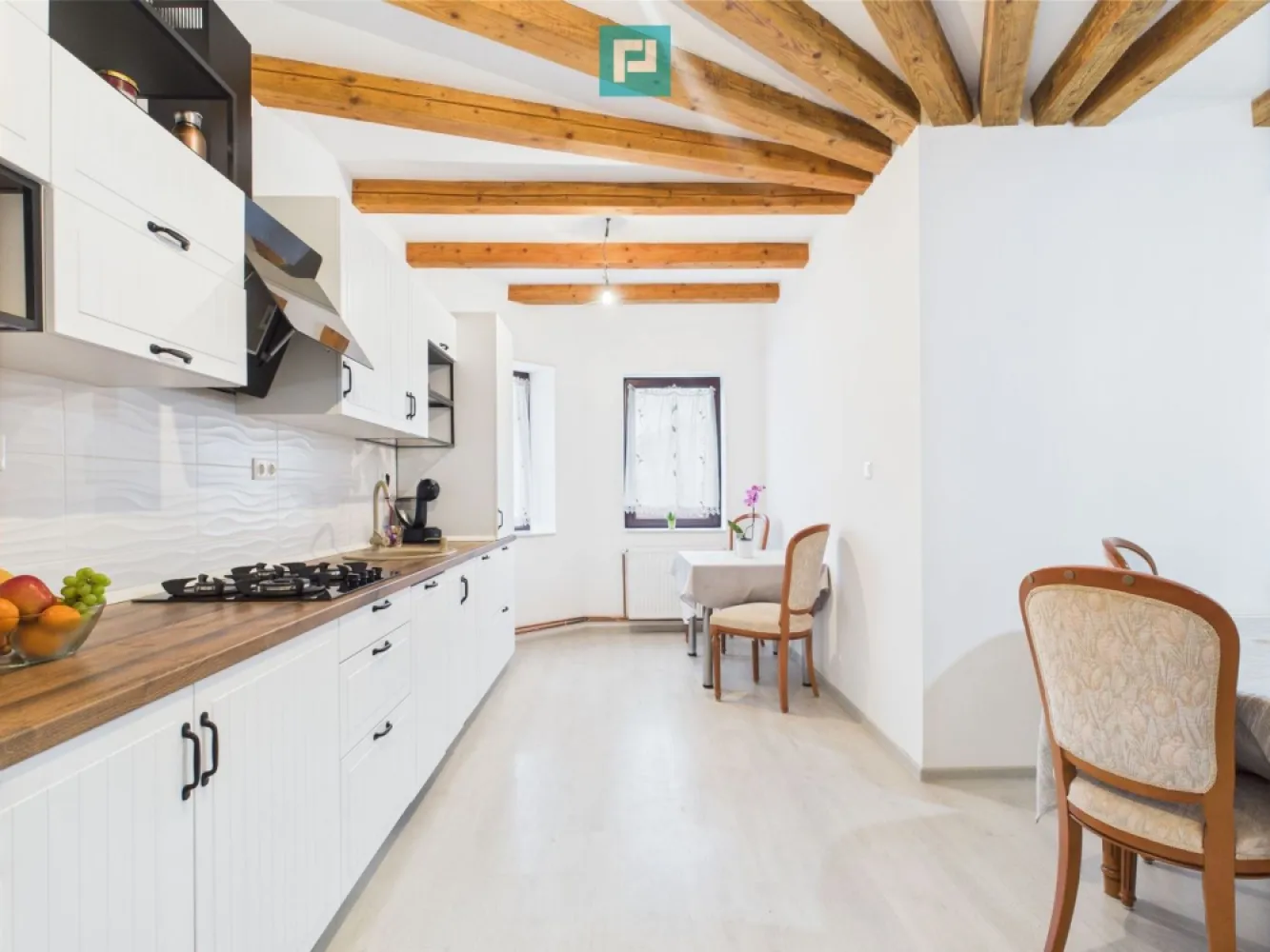 Casă Individuală cu spațiu comercial - Variaș - Casă Individuală cu spațiu comercial complet separat – Ideală pentru locuit + Afacere Utilități complete Gata de mutat Property Lab vă oferă spre vânzare o proprietate versatilă, perfectă pentru cei care își doresc confortul unei locuințe și independența unui spațiu comercial, fără ca cele două să se intersecteze. Situată în comuna Variaș, această proprietate oferă un echilibru perfect între confortul modern și farmecul rural, fiind ideală pentru o familie care își dorește liniște, spațiu și acces facil către Timișoara. O alegere excelentă pentru cei care doresc să combine spațiul de locuit cu o afacere locală sau pentru o familie numeroasă care caută spațiu și funcționalitate. Detalii casa : - Suprafață utilă: 193 mp - Teren: 720 mp - Compartimentare: living, 4 camere, bucătărie, 2 băi, 2 holuri, debara. - Garaj pentru 2 mașini ,anexe și curte generoasă. Dotări și finisaje: - Gaz, curent, canalizare, drum asfaltat - Centrala termică BUDERUS – eficiență și confort termic - Contoare electrice noi - Tâmplărie PVC cu geamuri termopane - Uși din MDF și lemn - Finisaje: parchet laminat, parchet masiv, mochetă - Se vinde mobilată și utilată complet Spațiu comercial – complet independent de locuință: - Separat de casa de locuit, cu acces propriu - Ideal pentru desfășurarea unei mici afaceri (magazin, birou, atelier etc.) - Poate funcționa fără a afecta intimitatea familiei din locuință Avantaje: - Locație liniștită, dar cu acces facil - Ideală pentru cei care vor să trăiască și să muncească în același loc, dar fără compromisuri privind spațiul personal Proprietatea aceasta poate fi exact ce cauți! Dacă îți dorești o locuință confortabilă, cu potențial de afacere, într-o zonă liniștită și verde, hai să o descoperim împreună! Programează o vizionare chiar astăzi – mă poți contacta oricând: Dina Driment - Consultant Imobiliar Property Lab Timișoara Telefon: 0721 869 140 E-mail: dina.driment@propertylab.ro CP2527939 O casă se simte altfel când o vezi cu ochii tăi. Te aștept cu drag la vizionare! }}