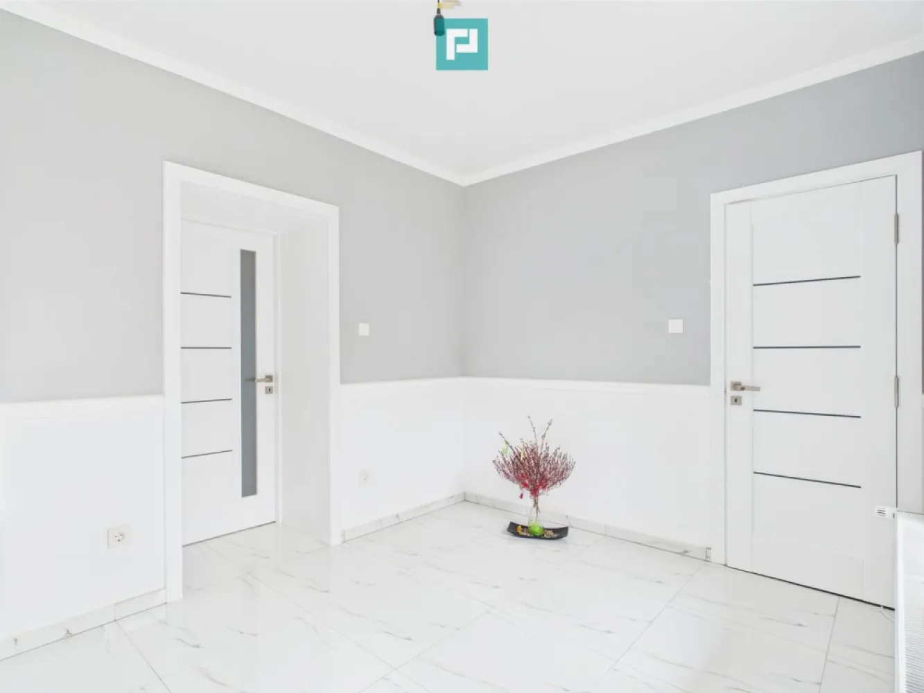 Casă Individuală cu spațiu comercial - Variaș - Casă Individuală cu spațiu comercial complet separat – Ideală pentru locuit + Afacere Utilități complete Gata de mutat Property Lab vă oferă spre vânzare o proprietate versatilă, perfectă pentru cei care își doresc confortul unei locuințe și independența unui spațiu comercial, fără ca cele două să se intersecteze. Situată în comuna Variaș, această proprietate oferă un echilibru perfect între confortul modern și farmecul rural, fiind ideală pentru o familie care își dorește liniște, spațiu și acces facil către Timișoara. O alegere excelentă pentru cei care doresc să combine spațiul de locuit cu o afacere locală sau pentru o familie numeroasă care caută spațiu și funcționalitate. Detalii casa : - Suprafață utilă: 193 mp - Teren: 720 mp - Compartimentare: living, 4 camere, bucătărie, 2 băi, 2 holuri, debara. - Garaj pentru 2 mașini ,anexe și curte generoasă. Dotări și finisaje: - Gaz, curent, canalizare, drum asfaltat - Centrala termică BUDERUS – eficiență și confort termic - Contoare electrice noi - Tâmplărie PVC cu geamuri termopane - Uși din MDF și lemn - Finisaje: parchet laminat, parchet masiv, mochetă - Se vinde mobilată și utilată complet Spațiu comercial – complet independent de locuință: - Separat de casa de locuit, cu acces propriu - Ideal pentru desfășurarea unei mici afaceri (magazin, birou, atelier etc.) - Poate funcționa fără a afecta intimitatea familiei din locuință Avantaje: - Locație liniștită, dar cu acces facil - Ideală pentru cei care vor să trăiască și să muncească în același loc, dar fără compromisuri privind spațiul personal Proprietatea aceasta poate fi exact ce cauți! Dacă îți dorești o locuință confortabilă, cu potențial de afacere, într-o zonă liniștită și verde, hai să o descoperim împreună! Programează o vizionare chiar astăzi – mă poți contacta oricând: Dina Driment - Consultant Imobiliar Property Lab Timișoara Telefon: 0721 869 140 E-mail: dina.driment@propertylab.ro CP2527939 O casă se simte altfel când o vezi cu ochii tăi. Te aștept cu drag la vizionare! }}