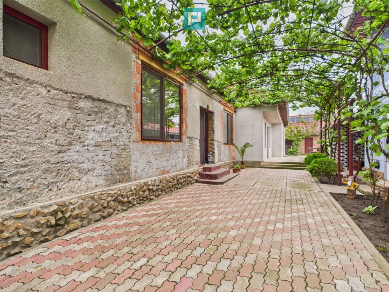 Casă Individuală cu spațiu comercial - Variaș