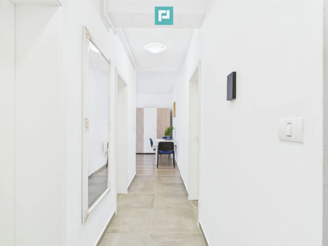 Apartament 2 camere | 2 parcări | Zona Buziașului - Apartament cu 2 camere de vânzare în Calea Buziașului – Timișoara • Suprafață utilă: 50,6 mp + Balcon (9 mp) • Etaj: Parter | An construcție: 2019 • Locuință modernă, decomandată, situată într-un bloc nou, finalizat, cu regim mic de înălțime, într-o zonă liniștită și accesibilă. • Apartamentul este ideal pentru locuit sau ca investiție. • Se vinde parțial mobilat. • Imobilul este foarte bine întreținut, construit în 2019, și oferă confortul unei construcții noi, cu facilități moderne și eficiență energetică. • Acces facil către mijloace de transport, magazine, școli și alte puncte de interes. Pentru mai multe informații sau pentru a programa o vizionare, sună la 0773 700 389. Oferim consultanță gratuită pentru obținerea celui mai avantajos credit! Marian Dobre - Consultant Imobiliar PropertyLab Timișoara Telefon: 0773 700 389 E-mail: marian.dobre@propertylab.ro Cod Proprietate: 2509797 }}