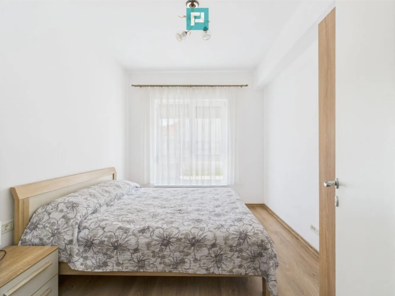 Apartament 2 camere | 2 parcări | Zona Buziașului - Apartament cu 2 camere de vânzare în Calea Buziașului – Timișoara • Suprafață utilă: 50,6 mp + Balcon (9 mp) • Etaj: Parter | An construcție: 2019 • Locuință modernă, decomandată, situată într-un bloc nou, finalizat, cu regim mic de înălțime, într-o zonă liniștită și accesibilă. • Apartamentul este ideal pentru locuit sau ca investiție. • Se vinde parțial mobilat. • Imobilul este foarte bine întreținut, construit în 2019, și oferă confortul unei construcții noi, cu facilități moderne și eficiență energetică. • Acces facil către mijloace de transport, magazine, școli și alte puncte de interes. Pentru mai multe informații sau pentru a programa o vizionare, sună la 0773 700 389. Oferim consultanță gratuită pentru obținerea celui mai avantajos credit! Marian Dobre - Consultant Imobiliar PropertyLab Timișoara Telefon: 0773 700 389 E-mail: marian.dobre@propertylab.ro Cod Proprietate: 2509797 }}