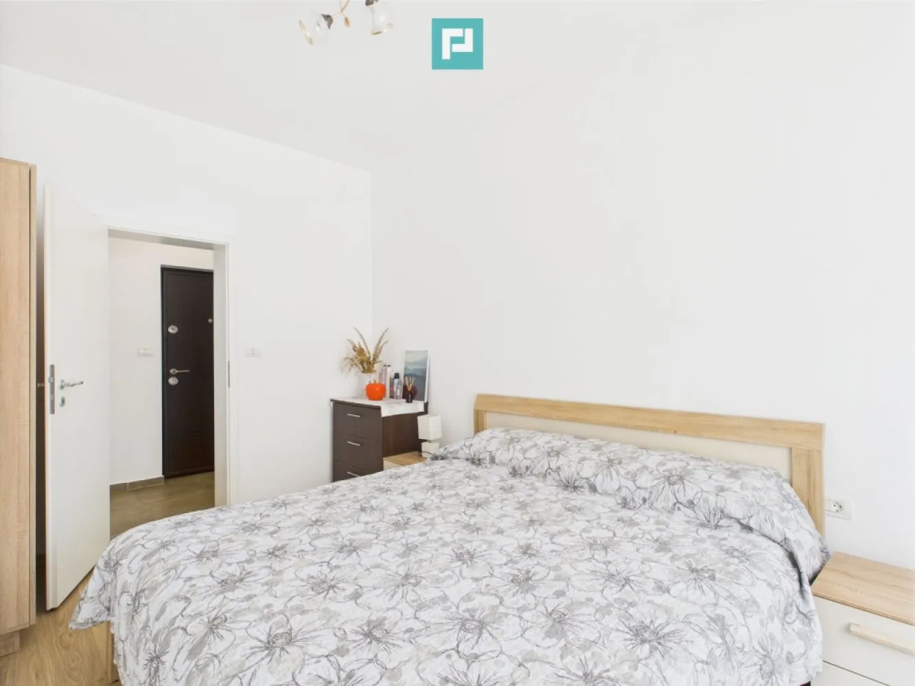 Apartament 2 camere | 2 parcări | Zona Buziașului - Apartament cu 2 camere de vânzare în Calea Buziașului – Timișoara • Suprafață utilă: 50,6 mp + Balcon (9 mp) • Etaj: Parter | An construcție: 2019 • Locuință modernă, decomandată, situată într-un bloc nou, finalizat, cu regim mic de înălțime, într-o zonă liniștită și accesibilă. • Apartamentul este ideal pentru locuit sau ca investiție. • Se vinde parțial mobilat. • Imobilul este foarte bine întreținut, construit în 2019, și oferă confortul unei construcții noi, cu facilități moderne și eficiență energetică. • Acces facil către mijloace de transport, magazine, școli și alte puncte de interes. Pentru mai multe informații sau pentru a programa o vizionare, sună la 0773 700 389. Oferim consultanță gratuită pentru obținerea celui mai avantajos credit! Marian Dobre - Consultant Imobiliar PropertyLab Timișoara Telefon: 0773 700 389 E-mail: marian.dobre@propertylab.ro Cod Proprietate: 2509797 }}