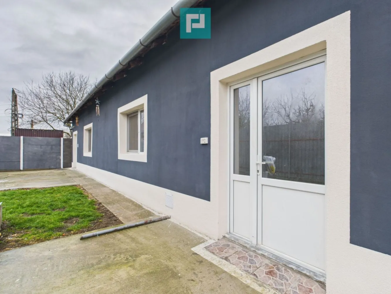 Casă individuală cu 4 camere în Sânandrei (Timiș) - Casă individuală de vânzare în Sânandrei la câteva minutre de Timișoara ! ~ Proprietatea are 2 intrări separate și poate fi potrivită pentru 2 familii. ~ Detalii proprietate : • 4 camere • 2 băi • 2 bucătării • Suprafața utilă ~100 mp • Teren: 382 mp ~ Stare și dotări : • Complet renovată • Izolație exterioară cu polistiren de 10 cm • Centrală proprie pe gaz • Încălzire prin calorifere • Toate utilitațile ~ Localizare : • Aproape de primărie și supermarket Profi • Zonă liniștită, cu acces rapid către facilități Sună-mă și află toate detaliile ! ~ Contact : • Marian Dobre – Consultant Imobiliar PropertyLab Timișoara • Telefon: 0773 700 389 • E-mail: marian.dobre@propertylab.ro Cod proprietate: 2500683 }}