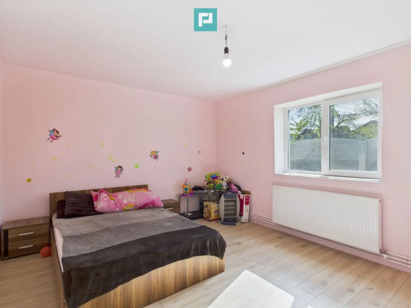 Casă individuală cu 4 camere în Sânandrei (Timiș) - Casă individuală de vânzare în Sânandrei la câteva minutre de Timișoara ! ~ Proprietatea are 2 intrări separate și poate fi potrivită pentru 2 familii. ~ Detalii proprietate : • 4 camere • 2 băi • 2 bucătării • Suprafața utilă ~100 mp • Teren: 382 mp ~ Stare și dotări : • Complet renovată • Izolație exterioară cu polistiren de 10 cm • Centrală proprie pe gaz • Încălzire prin calorifere • Toate utilitațile ~ Localizare : • Aproape de primărie și supermarket Profi • Zonă liniștită, cu acces rapid către facilități Sună-mă și află toate detaliile ! ~ Contact : • Marian Dobre – Consultant Imobiliar PropertyLab Timișoara • Telefon: 0773 700 389 • E-mail: marian.dobre@propertylab.ro Cod proprietate: 2500683 }}