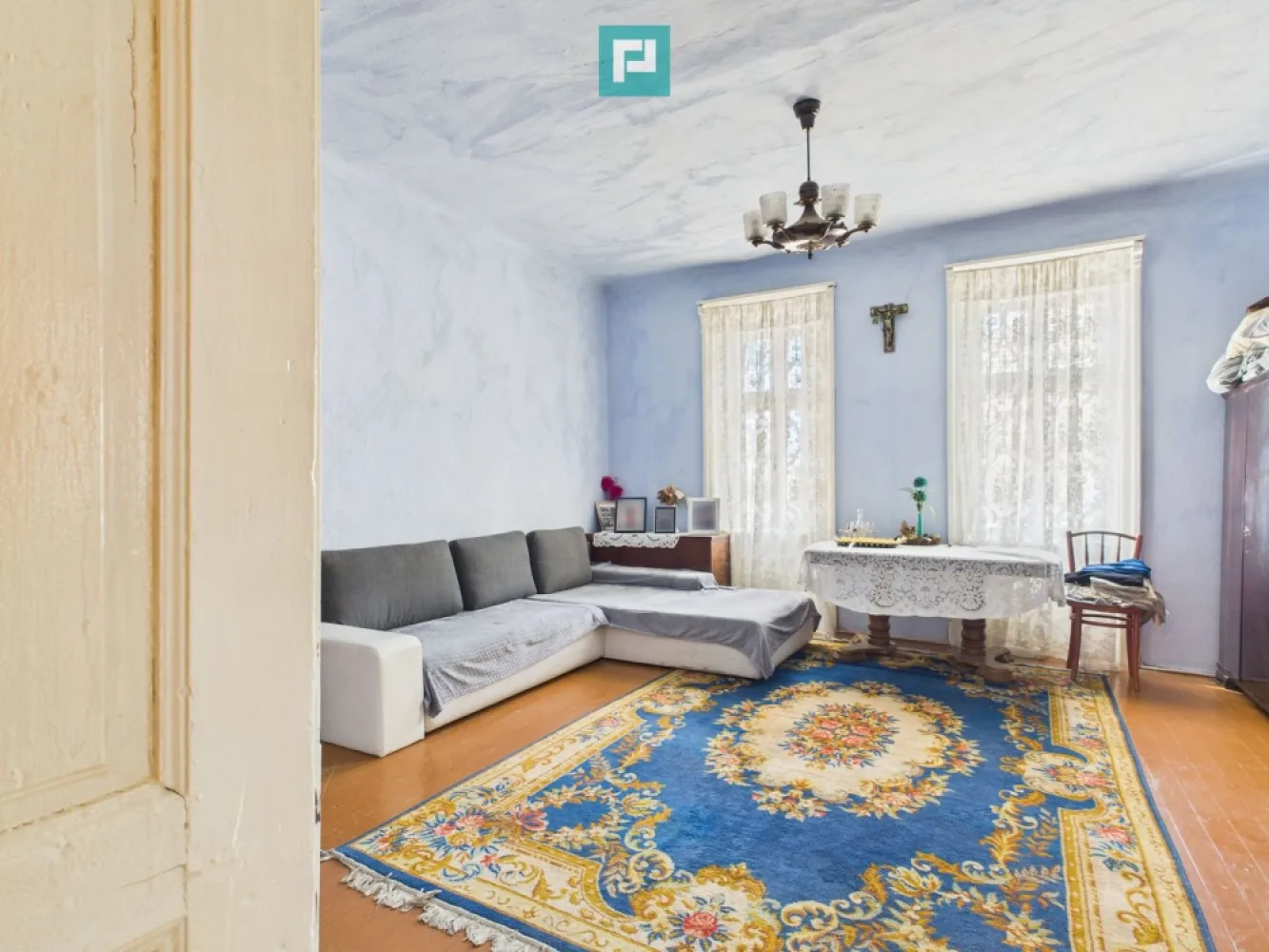 Casă cu grădină mare la 30 km de Timișoara - Casă cu grădină mare la 30 km de Timișoara – gospodărie tradițională Cauți liniște, aer curat și un stil de viață autentic, aproape de natură, dar la doar 30 de km de oraș? Această proprietate este alegerea ideală pentru o familie care vrea să îmbine confortul cu farmecul unei gospodării tradiționale. Caracteristici principale: - Suprafață utilă: 200 mp - Teren generos: 5.942 mp – ideal pentru grădinărit, relaxare sau dezvoltare - Încălzire: sobă de teracotă pe lemne – confortabilă și eficientă - Geamuri: mix de lemn și PVC - Mobilare: parțial mobilată – gata pentru a fi personalizată după gustul tău Dotări suplimentare: - Grădină spațioasă, pomi fructiferi, viță de vie – un mic colț de natură doar al tău - Anexe gospodărești – spații utile pentru activități agricole, depozitare sau animale - Pod spațios și baie funcțională Avantaje: - Locație liniștită, ideală pentru relaxare și viață de familie - Mutare imediată posibilă - Perfectă pentru cei care vor să trăiască în armonie cu natura, dar aproape de facilitățile orașului Pentru mai multe detalii sau pentru a stabili o vizionare, te invit să mă contactezi! Dina Drimenț - Consultant Imobiliar Property Lab Timișoara Tel: 0721 869 140 e-mail: dina.driment@propertylab.ro CP2492933 }}