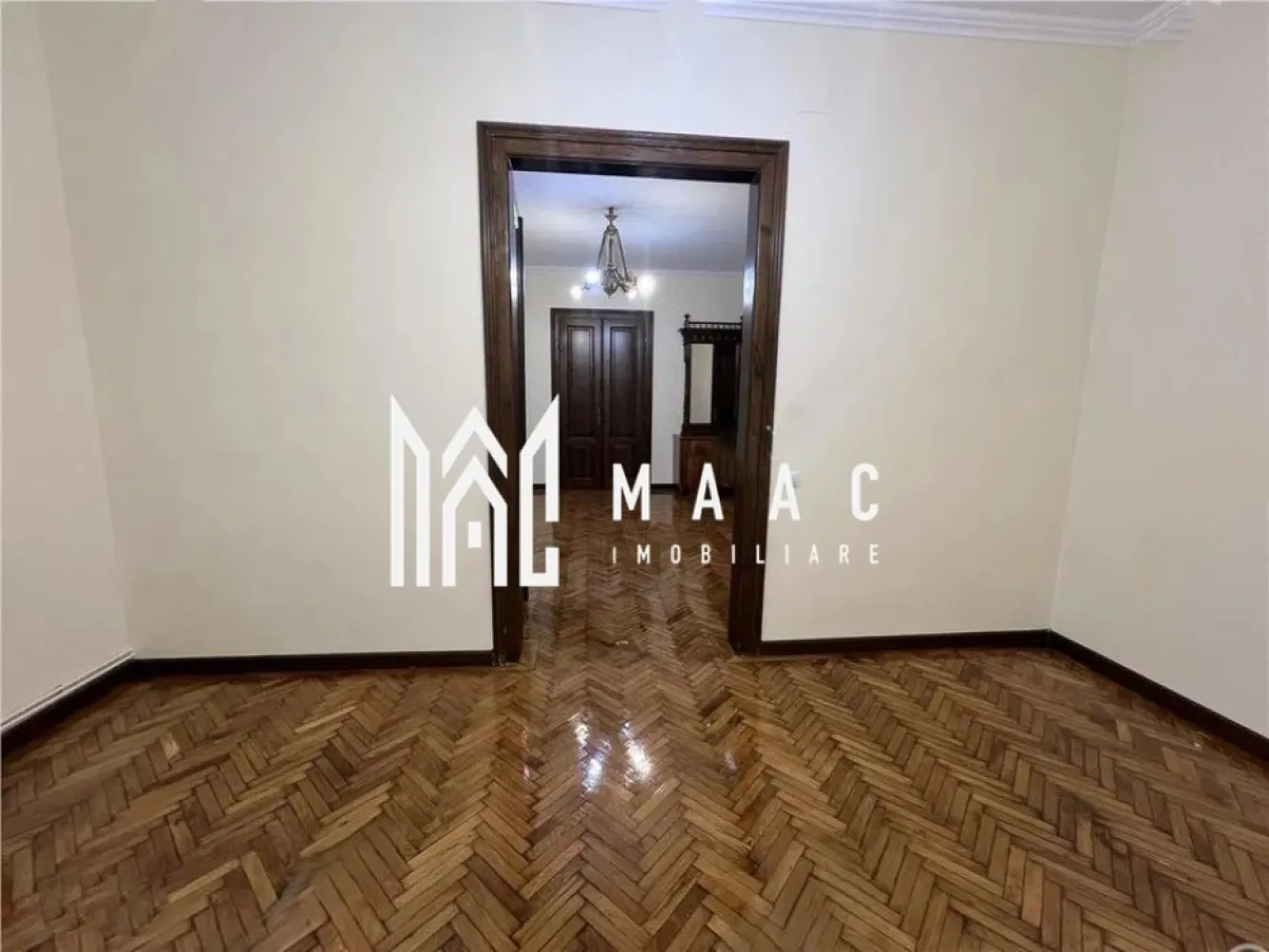 Spatiu birouri | Renovat | 85 MPU | Bld. Victoriei - MAAC Imobiliare vă propune spre închiriere un spațiu de birouri, complet renovat, situat pe Bulevardul Victoriei din Sibiu. Caracteristici: Suprafață utilă: 85 mp Două băi Acces facil prin lift Renovat complet în anul 2025 Contorizare separată a utilităților, în funcție de etaj Acces separat pentru fiecare nivel al clădirii Compartimentare Două spații principale de birouri Birou open-space Birou secundar de 23,50 mp Două băi, cu suprafețe de 7,10 mp și 7,30 mp Renovări și dotări Renovarea din 2025 a avut ca obiectiv transformarea mansardei într-un spațiu de birouri Termoizolație realizată cu vată minerală Instalații sanitare, electrice și de canalizare complet refăcute Băi complet utilate Lift instalat pentru acces facil la etajele superioare Prize și întrerupătoare montate conform cerințelor de birou Uși, parchet și tâmplărie din lemn masiv Stâlpii de susținere placați cu lemn masiv Localizare Imobilul este situat într-un punct strategic al orașului Sibiu, cu acces rapid către: Primăria Sibiu – corpul central și corpul secundar Direcția Fiscală Locală Numeroase birouri notariale, de avocatură și alte instituții conexe Parcul Sub Arini, cel mai mare parc din oraș Condiții de închiriere Chirie lunară: 1.500 euro + TVA, negociabil Se percepe o lună de garanție. Pentru mai multe detalii precizati telefonic ca ati vazut anuntul cu ID: CP2857076 }}