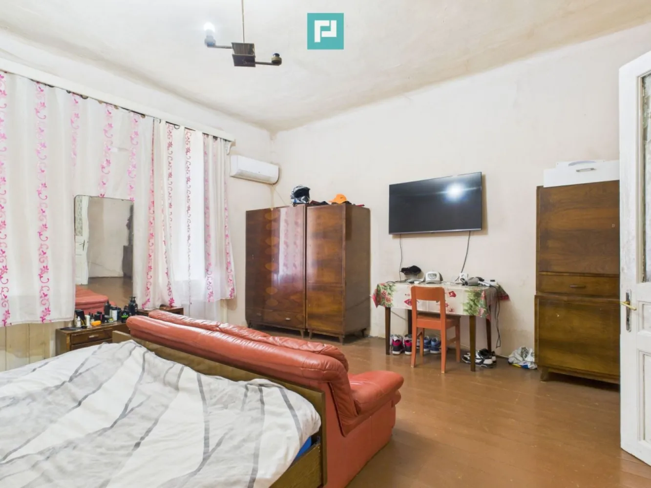 Casă cu grădină mare la 30 km de Timișoara - Casă cu grădină mare la 30 km de Timișoara – gospodărie tradițională Cauți liniște, aer curat și un stil de viață autentic, aproape de natură, dar la doar 30 de km de oraș? Această proprietate este alegerea ideală pentru o familie care vrea să îmbine confortul cu farmecul unei gospodării tradiționale. Caracteristici principale: - Suprafață utilă: 200 mp - Teren generos: 5.942 mp – ideal pentru grădinărit, relaxare sau dezvoltare - Încălzire: sobă de teracotă pe lemne – confortabilă și eficientă - Geamuri: mix de lemn și PVC - Mobilare: parțial mobilată – gata pentru a fi personalizată după gustul tău Dotări suplimentare: - Grădină spațioasă, pomi fructiferi, viță de vie – un mic colț de natură doar al tău - Anexe gospodărești – spații utile pentru activități agricole, depozitare sau animale - Pod spațios și baie funcțională Avantaje: - Locație liniștită, ideală pentru relaxare și viață de familie - Mutare imediată posibilă - Perfectă pentru cei care vor să trăiască în armonie cu natura, dar aproape de facilitățile orașului Pentru mai multe detalii sau pentru a stabili o vizionare, te invit să mă contactezi! Dina Drimenț - Consultant Imobiliar Property Lab Timișoara Tel: 0721 869 140 e-mail: dina.driment@propertylab.ro CP2492933 }}