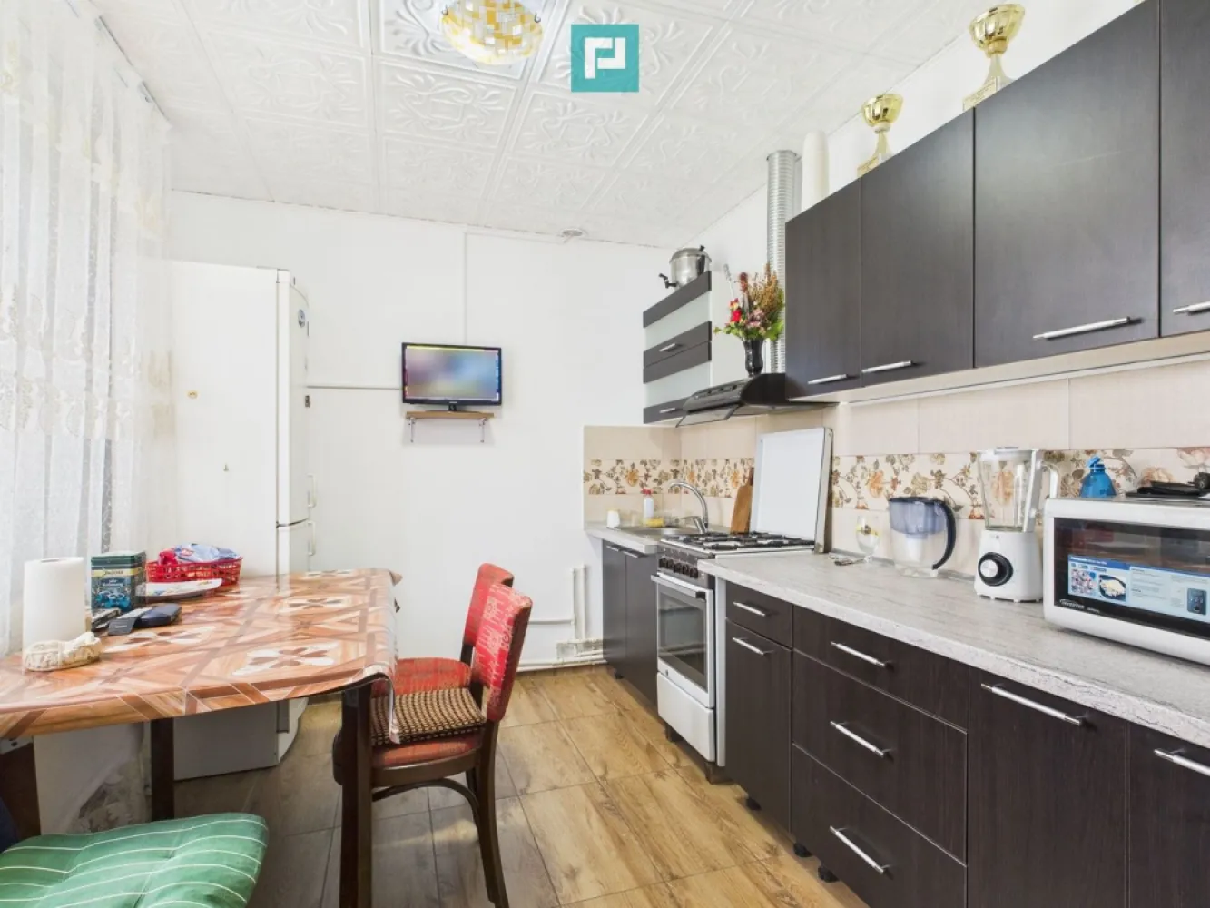 Casă la Cenei 30 minute de Timișoara - De vânzare –Casă cochetă, îngrijită, cu curte delimitată, 720 mp teren, acces auto, anexe, terasă generoasă Vă propunem spre vânzare o casă primitoare, situată într-o curte comună, dar cu teren delimitat clar pentru fiecare proprietar Ideală pentru cei care caută liniște, spațiu verde și confort într-o zonă bine întreținută. Suprafață teren: 720 mp (proprietate în acte) Suprafață utilă casă: 75 mp Curte amenajată cu gazon și alei pavat Compartimentare: - Living spațios și luminos - Dormitor confortabil - Bucătărie închisă, funcțională - Baie cu cadă - Terasă generoasă perfectă pentru relaxare - Anexe pe fundație– ideale pentru depozitare Dotări și avantaje: - Încălzire centrală pe lemne, calorifere în toată casă - Instalație pregătită pentru centrală electrică– opțiune pentru un confort modern - Acces auto în curte - Canalizare prin fosă septică - Curtea este atent delimitată pentru acces separat la ambele proprietăți - Vecini de calitate, atmosferă liniștită Locație bună, acces rapid la facilități Preț atractiv! Contactați-mă pentru detalii și vizionare! Daniela Ianc - Consultant Imobiliar PropertyLab Timișoara Telefon: 0722375289 Mail: daniela.ianc@propertylab.ro Cod Proprietate: CP2458646 }}