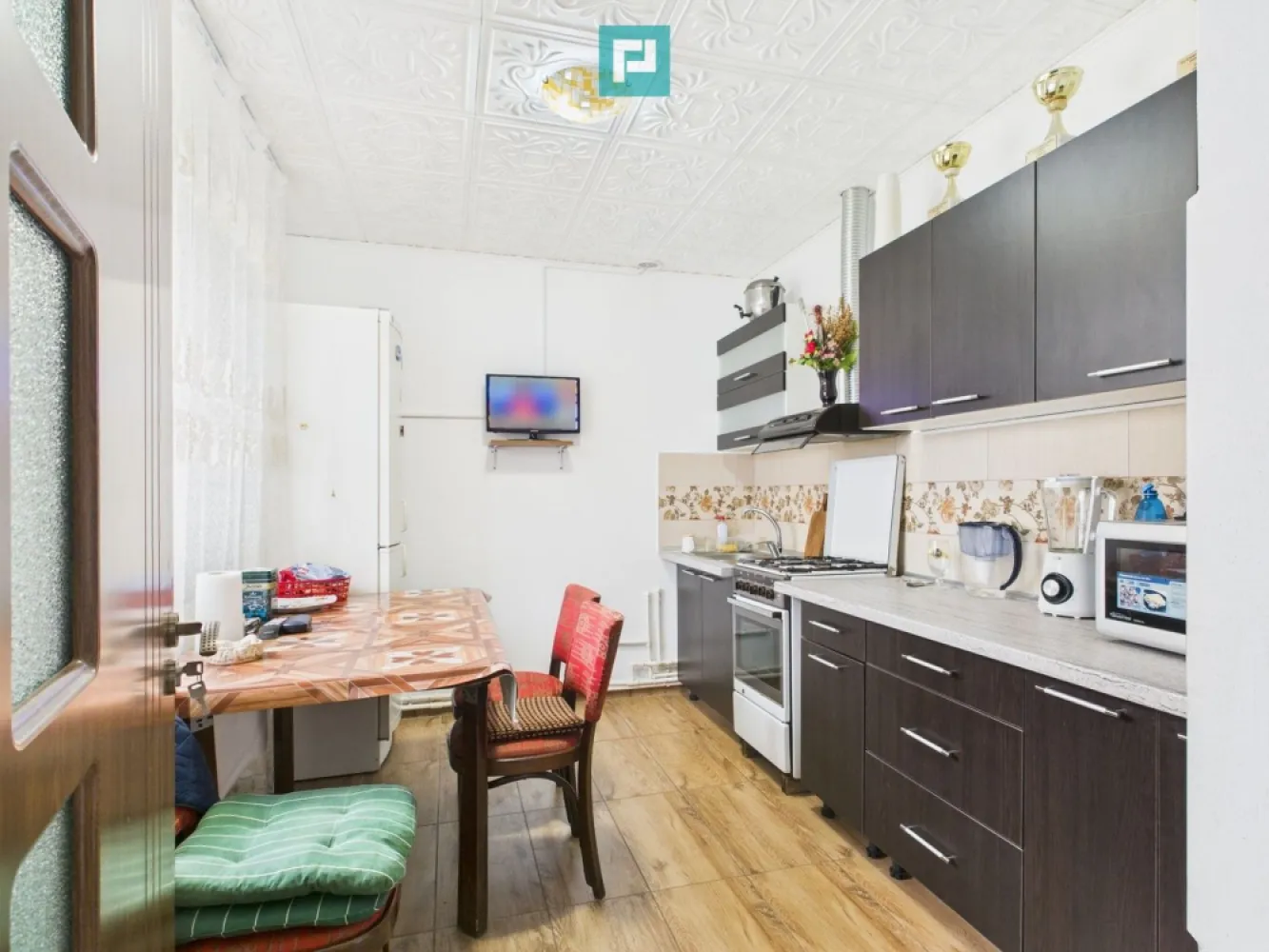 Casă la Cenei 30 minute de Timișoara - De vânzare –Casă cochetă, îngrijită, cu curte delimitată, 720 mp teren, acces auto, anexe, terasă generoasă Vă propunem spre vânzare o casă primitoare, situată într-o curte comună, dar cu teren delimitat clar pentru fiecare proprietar Ideală pentru cei care caută liniște, spațiu verde și confort într-o zonă bine întreținută. Suprafață teren: 720 mp (proprietate în acte) Suprafață utilă casă: 75 mp Curte amenajată cu gazon și alei pavat Compartimentare: - Living spațios și luminos - Dormitor confortabil - Bucătărie închisă, funcțională - Baie cu cadă - Terasă generoasă perfectă pentru relaxare - Anexe pe fundație– ideale pentru depozitare Dotări și avantaje: - Încălzire centrală pe lemne, calorifere în toată casă - Instalație pregătită pentru centrală electrică– opțiune pentru un confort modern - Acces auto în curte - Canalizare prin fosă septică - Curtea este atent delimitată pentru acces separat la ambele proprietăți - Vecini de calitate, atmosferă liniștită Locație bună, acces rapid la facilități Preț atractiv! Contactați-mă pentru detalii și vizionare! Daniela Ianc - Consultant Imobiliar PropertyLab Timișoara Telefon: 0722375289 Mail: daniela.ianc@propertylab.ro Cod Proprietate: CP2458646 }}