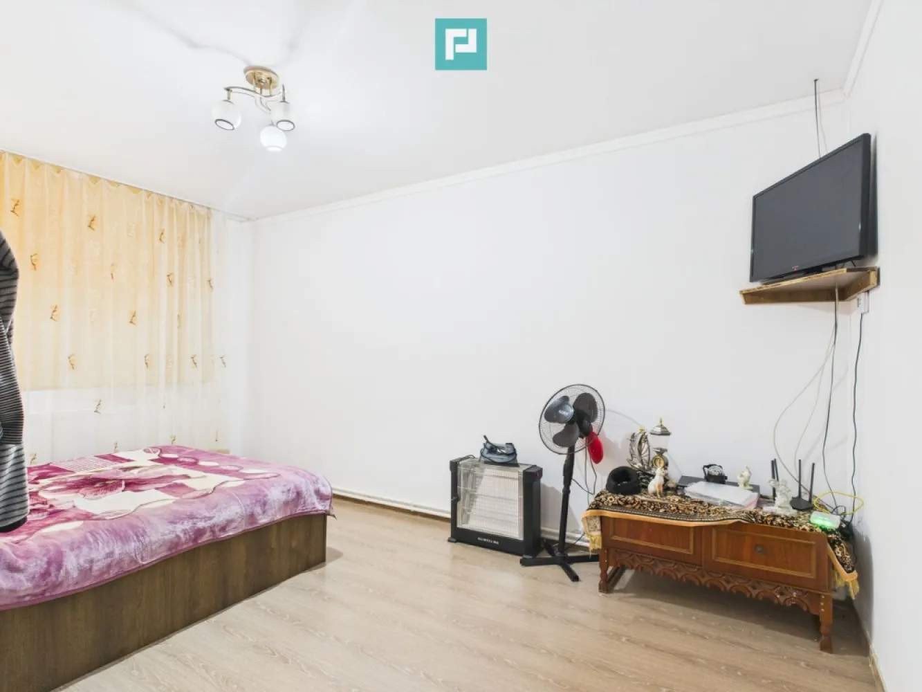 Casă la Cenei 30 minute de Timișoara - De vânzare –Casă cochetă, îngrijită, cu curte delimitată, 720 mp teren, acces auto, anexe, terasă generoasă Vă propunem spre vânzare o casă primitoare, situată într-o curte comună, dar cu teren delimitat clar pentru fiecare proprietar Ideală pentru cei care caută liniște, spațiu verde și confort într-o zonă bine întreținută. Suprafață teren: 720 mp (proprietate în acte) Suprafață utilă casă: 75 mp Curte amenajată cu gazon și alei pavat Compartimentare: - Living spațios și luminos - Dormitor confortabil - Bucătărie închisă, funcțională - Baie cu cadă - Terasă generoasă perfectă pentru relaxare - Anexe pe fundație– ideale pentru depozitare Dotări și avantaje: - Încălzire centrală pe lemne, calorifere în toată casă - Instalație pregătită pentru centrală electrică– opțiune pentru un confort modern - Acces auto în curte - Canalizare prin fosă septică - Curtea este atent delimitată pentru acces separat la ambele proprietăți - Vecini de calitate, atmosferă liniștită Locație bună, acces rapid la facilități Preț atractiv! Contactați-mă pentru detalii și vizionare! Daniela Ianc - Consultant Imobiliar PropertyLab Timișoara Telefon: 0722375289 Mail: daniela.ianc@propertylab.ro Cod Proprietate: CP2458646 }}