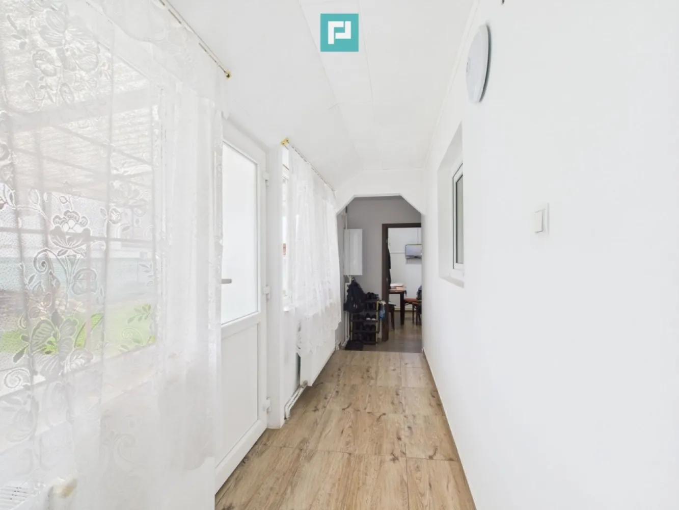 Casă la Cenei 30 minute de Timișoara - De vânzare –Casă cochetă, îngrijită, cu curte delimitată, 720 mp teren, acces auto, anexe, terasă generoasă Vă propunem spre vânzare o casă primitoare, situată într-o curte comună, dar cu teren delimitat clar pentru fiecare proprietar Ideală pentru cei care caută liniște, spațiu verde și confort într-o zonă bine întreținută. Suprafață teren: 720 mp (proprietate în acte) Suprafață utilă casă: 75 mp Curte amenajată cu gazon și alei pavat Compartimentare: - Living spațios și luminos - Dormitor confortabil - Bucătărie închisă, funcțională - Baie cu cadă - Terasă generoasă perfectă pentru relaxare - Anexe pe fundație– ideale pentru depozitare Dotări și avantaje: - Încălzire centrală pe lemne, calorifere în toată casă - Instalație pregătită pentru centrală electrică– opțiune pentru un confort modern - Acces auto în curte - Canalizare prin fosă septică - Curtea este atent delimitată pentru acces separat la ambele proprietăți - Vecini de calitate, atmosferă liniștită Locație bună, acces rapid la facilități Preț atractiv! Contactați-mă pentru detalii și vizionare! Daniela Ianc - Consultant Imobiliar PropertyLab Timișoara Telefon: 0722375289 Mail: daniela.ianc@propertylab.ro Cod Proprietate: CP2458646 }}