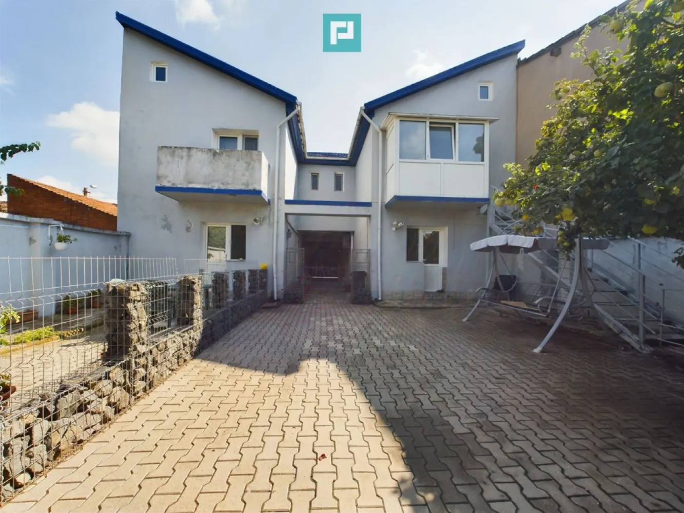 Casă ideală în zona Crișan - De inchiriat: proprietate deosebită situată într-o zonă liniștită de case din Timișoara, perfectă pentru o familie numeroasă sau două generații care doresc să locuiască împreună, dar să beneficieze de intimitate. Caracteristici principale: Suprafață utilă totală: 170 mp Teren: 205 mp Proprietatea include: două case individuale cu intrare comună Încălzire: fiecare casă dispune de centrală termică proprie și sistem de încălzire prin calorifere Izolație termică: geamuri termopan de calitate Locație: Timișoara, cu acces rapid spre centrul orașului Această proprietate oferă confortul și intimitatea necesare pentru o familie extinsă, în timp ce locația asigură o viață liniștită, dar aproape de facilitățile orașului. Pentru detalii suplimentare și programări vizionări, nu ezitați să ne contactați! Consultant Imobiliar: Daniela Ianc: 0722 375 289 daniea.ianc@propertylab.ro Consultant imobiliar: Cosmina Ciucioiu: 0732 639 870 cosmina.ciucioiu@propertylab.ro Cod Proprietate:CP 2437685 }}