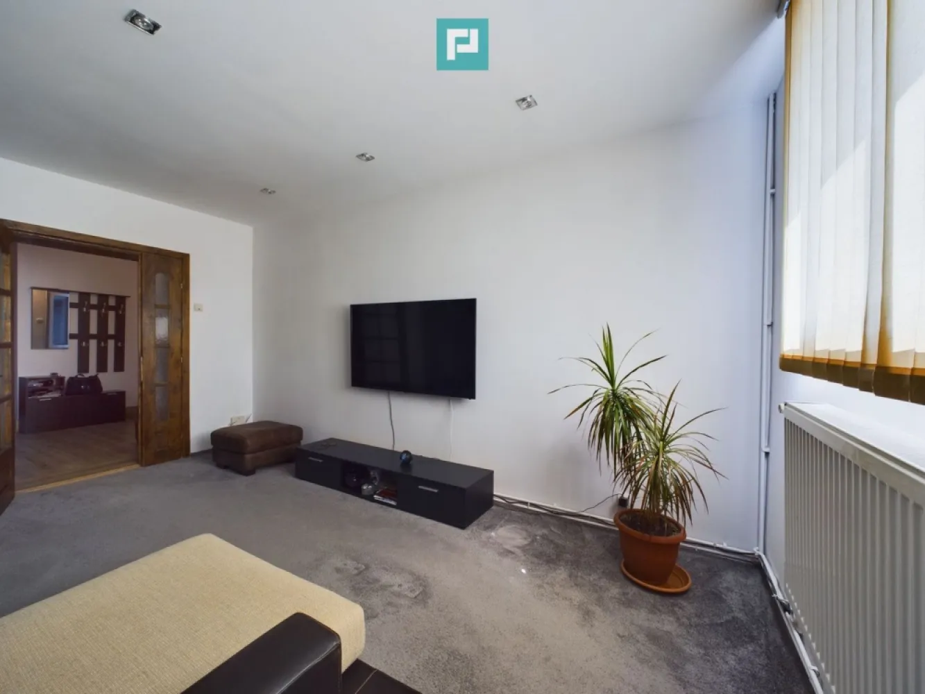 Casă ideală în zona Crișan - De inchiriat: proprietate deosebită situată într-o zonă liniștită de case din Timișoara, perfectă pentru o familie numeroasă sau două generații care doresc să locuiască împreună, dar să beneficieze de intimitate. Caracteristici principale: Suprafață utilă totală: 170 mp Teren: 205 mp Proprietatea include: două case individuale cu intrare comună Încălzire: fiecare casă dispune de centrală termică proprie și sistem de încălzire prin calorifere Izolație termică: geamuri termopan de calitate Locație: Timișoara, cu acces rapid spre centrul orașului Această proprietate oferă confortul și intimitatea necesare pentru o familie extinsă, în timp ce locația asigură o viață liniștită, dar aproape de facilitățile orașului. Pentru detalii suplimentare și programări vizionări, nu ezitați să ne contactați! Consultant Imobiliar: Daniela Ianc: 0722 375 289 daniea.ianc@propertylab.ro Consultant imobiliar: Cosmina Ciucioiu: 0732 639 870 cosmina.ciucioiu@propertylab.ro Cod Proprietate:CP 2437685 }}