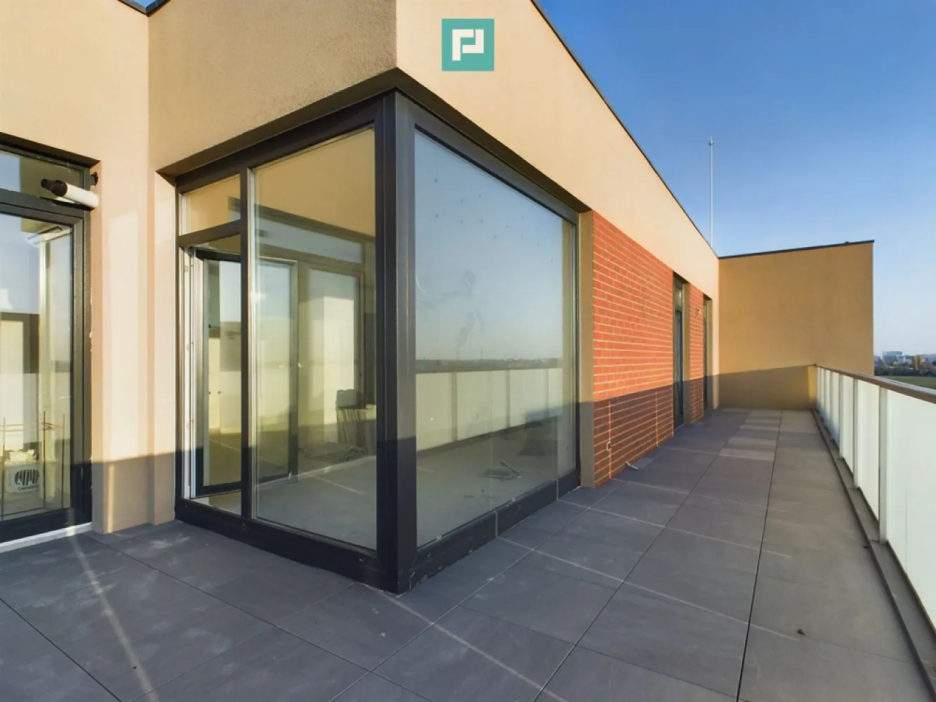 Penthouse 3 camere, terasă 103 mp, Torontalului - Penthouse de vis în Torontalului – Lux, spațiu și priveliște panoramică! Descoperă un penthouse spectaculos, situat în Calea Torontalului, Timișoara! Acest apartament cu 3 camere, decomandat, cu o terasă impresionantă de 103 mp, îți oferă un stil de viață modern și rafinat. ~ Caracteristici principale: • Suprafață utilă: 72 mp • Suprafață terasă: 103 mp • Număr camere: 3 • Dormitoare: 2 • Etaj: 7 din 7 • An construcție: 2023 • Stare interior: Semifinisat ~ Dotări și facilități: • Încălzire prin pardoseală și centrală proprie • Ferestre PVC cu geam tripan • Lift modern • Interfon și supraveghere video • Acces auto cu telecomandă • Străzi asfaltate și iluminat stradal • Loc de joacă pentru copii • Vedere panoramică Oferim consultanță gratuită pentru obținerea celui mai avantajos credit! Contactează-mă pentru a programa o vizionare ! Marian Dobre - Consultant Imobiliar PropertyLab Timișoara Telefon: 0773 700 389 Mail: marian.dobre@propertylab.ro Cod Proprietate: 2386724 }}