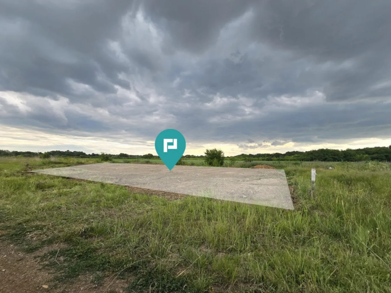 Teren intravilan – Giroc, 1212 mp, - Oportunitate rară! Teren intravilan cu suprafața utilă de 1212 mp, situat într-o zonă liniștită, aproape de pădure, în Giroc, în spatele complexului La Vida. Terenul beneficiază de front stradal de 32,6 m și utilități: curent electric deja achitat. Localizare excelentă: - La 3 km de râul Timiș - La 2 km de Centura Timișoarei - Bulevardul Sudului va trece la doar 50 m de teren Detalii importante: - Zona este destinată pentru locuințe individuale sau cu maxim două unități locative, conform PUZ-ului - Coeficient de utilizare a terenului (CUT) maxim admis: 1,05 - Procent de ocupare a terenului (POT) maxim admis: 35% - Regim de înălțime: P+1+M înălțime maximă 9 m - Acces facil la drumuri asfaltate, zonă în dezvoltare, perfectă pentru construcții rezidențiale Un teren ideal pentru dezvoltare rezidențială sau o investiție pe termen lung! Pentru mai multe detalii sau pentru a stabili o vizionare, nu ezitați să mă contactați! Daniela Ianc - Consultant Imobiliar PropertyLab Timișoara Telefon: 0722375289 Mail: daniela.ianc@propertylab.ro Cod Proprietate: CP2363912 }}