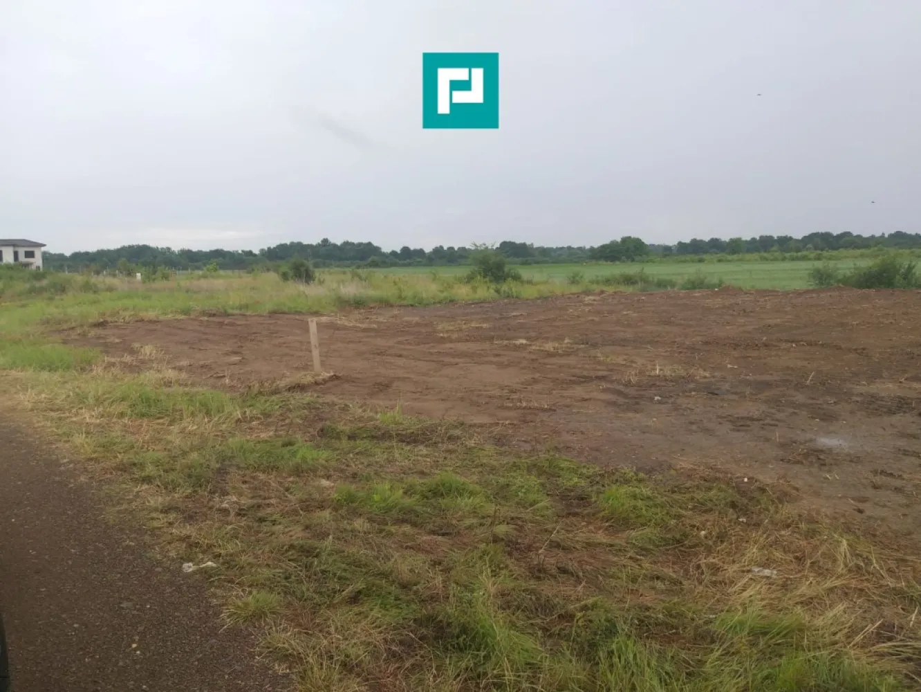 Teren intravilan – Giroc, 1212 mp, - Oportunitate rară! Teren intravilan cu suprafața utilă de 1212 mp, situat într-o zonă liniștită, aproape de pădure, în Giroc, în spatele complexului La Vida. Terenul beneficiază de front stradal de 32,6 m și utilități: curent electric deja achitat. Localizare excelentă: - La 3 km de râul Timiș - La 2 km de Centura Timișoarei - Bulevardul Sudului va trece la doar 50 m de teren Detalii importante: - Zona este destinată pentru locuințe individuale sau cu maxim două unități locative, conform PUZ-ului - Coeficient de utilizare a terenului (CUT) maxim admis: 1,05 - Procent de ocupare a terenului (POT) maxim admis: 35% - Regim de înălțime: P+1+M înălțime maximă 9 m - Acces facil la drumuri asfaltate, zonă în dezvoltare, perfectă pentru construcții rezidențiale Un teren ideal pentru dezvoltare rezidențială sau o investiție pe termen lung! Pentru mai multe detalii sau pentru a stabili o vizionare, nu ezitați să mă contactați! Daniela Ianc - Consultant Imobiliar PropertyLab Timișoara Telefon: 0722375289 Mail: daniela.ianc@propertylab.ro Cod Proprietate: CP2363912 }}