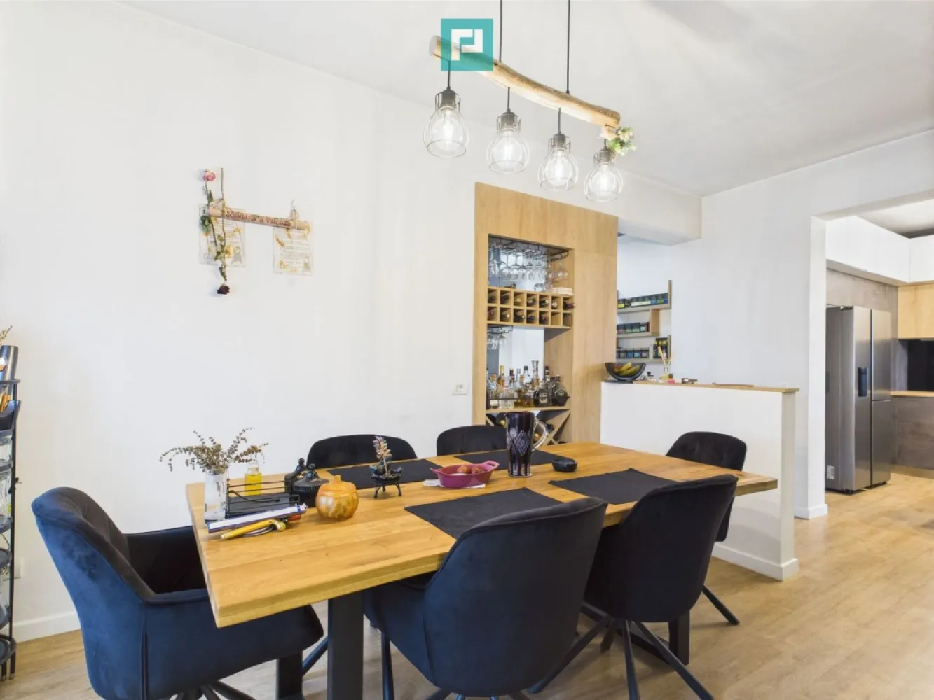 Casă individuală elegantă în Moșnița Nouă - Descoperă o locuință modernă și primitoare, ideală pentru o familie care apreciază spațiul generos, intimitatea și confortul de top. Situată într-o zonă liniștită din Moșnița Nouă, această casă individuală, desfășurată pe parter, etaj și pod, oferă toate condițiile pentru un trai liniștit, cu acces rapid către oraș. Caracteristici generale: - Suprafață utilă: ~194 mp - Suprafață construită: ~335 mp - Teren: 600 mp - 5 camere luminoase ,dormitor matrimonial cu baie si dresing, -bucatarie deschisa cu iesire pe terasa si zona de dining, -living spation cu iesire pe terasa, -biblioteca la etaj cu posibilitatea de amenajare ca zona de home gym, - 4 băi complet echipate si mobilate - Carport acoperit pentru 2 mașini - Pod generos pentru depozitare Dotări moderne: - Încălzire cu centrală pe gaz și calorifere - Curent trifazic - Apă de la rețea și foraj propriu pentru grădină - Aer condiționat 24.000 BTU - Șemineu în zona de dining - Iluminat LED integral - Ciubăr exterior cu foișor și zonă de relaxare - Terase amenajate, zonă de grătar și afumătoare - Mini seră și spații de depozitare exterioare -Panouri solare 8,8kw, baterie 5kw Interior trifazic, switch automat daca se ia curentul, gândit pentru confort: Parter: Living spațios cu ieșire spre terasă, dining elegant cu șemineu, bucătărie complet echipată cu insulă și cămară, birou/dormitor, două băi, cameră tehnică. Etaj: Dormitor matrimonial cu baie privată și două dressinguri, două dormitoare suplimentare, baie cu cadă, terasă închisă de 20 mp. Această proprietate este perfectă pentru cei care caută o locuință completă, atent finisată, cu toate facilitățile moderne deja integrate. Totul este gândit pentru un stil de viață confortabil, liniștit și rafinat. Pentru mai multe detalii sau imagini suplimentare, nu ezitați să mă contactați! Daniela Ianc - Consultant Imobiliar PropertyLab Timișoara Telefon: 0722375289 Mail: daniela.ianc@propertylab.ro Cod Proprietate: CP2332428 }}