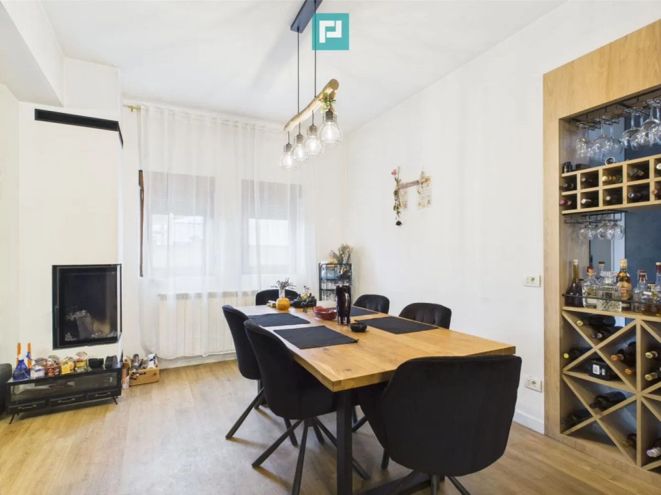 Casă individuală elegantă în Moșnița Nouă - Descoperă o locuință modernă și primitoare, ideală pentru o familie care apreciază spațiul generos, intimitatea și confortul de top. Situată într-o zonă liniștită din Moșnița Nouă, această casă individuală, desfășurată pe parter, etaj și pod, oferă toate condițiile pentru un trai liniștit, cu acces rapid către oraș. Caracteristici generale: - Suprafață utilă: ~194 mp - Suprafață construită: ~335 mp - Teren: 600 mp - 5 camere luminoase ,dormitor matrimonial cu baie si dresing, -bucatarie deschisa cu iesire pe terasa si zona de dining, -living spation cu iesire pe terasa, -biblioteca la etaj cu posibilitatea de amenajare ca zona de home gym, - 4 băi complet echipate si mobilate - Carport acoperit pentru 2 mașini - Pod generos pentru depozitare Dotări moderne: - Încălzire cu centrală pe gaz și calorifere - Curent trifazic - Apă de la rețea și foraj propriu pentru grădină - Aer condiționat 24.000 BTU - Șemineu în zona de dining - Iluminat LED integral - Ciubăr exterior cu foișor și zonă de relaxare - Terase amenajate, zonă de grătar și afumătoare - Mini seră și spații de depozitare exterioare -Panouri solare 8,8kw, baterie 5kw Interior trifazic, switch automat daca se ia curentul, gândit pentru confort: Parter: Living spațios cu ieșire spre terasă, dining elegant cu șemineu, bucătărie complet echipată cu insulă și cămară, birou/dormitor, două băi, cameră tehnică. Etaj: Dormitor matrimonial cu baie privată și două dressinguri, două dormitoare suplimentare, baie cu cadă, terasă închisă de 20 mp. Această proprietate este perfectă pentru cei care caută o locuință completă, atent finisată, cu toate facilitățile moderne deja integrate. Totul este gândit pentru un stil de viață confortabil, liniștit și rafinat. Pentru mai multe detalii sau imagini suplimentare, nu ezitați să mă contactați! Daniela Ianc - Consultant Imobiliar PropertyLab Timișoara Telefon: 0722375289 Mail: daniela.ianc@propertylab.ro Cod Proprietate: CP2332428 }}