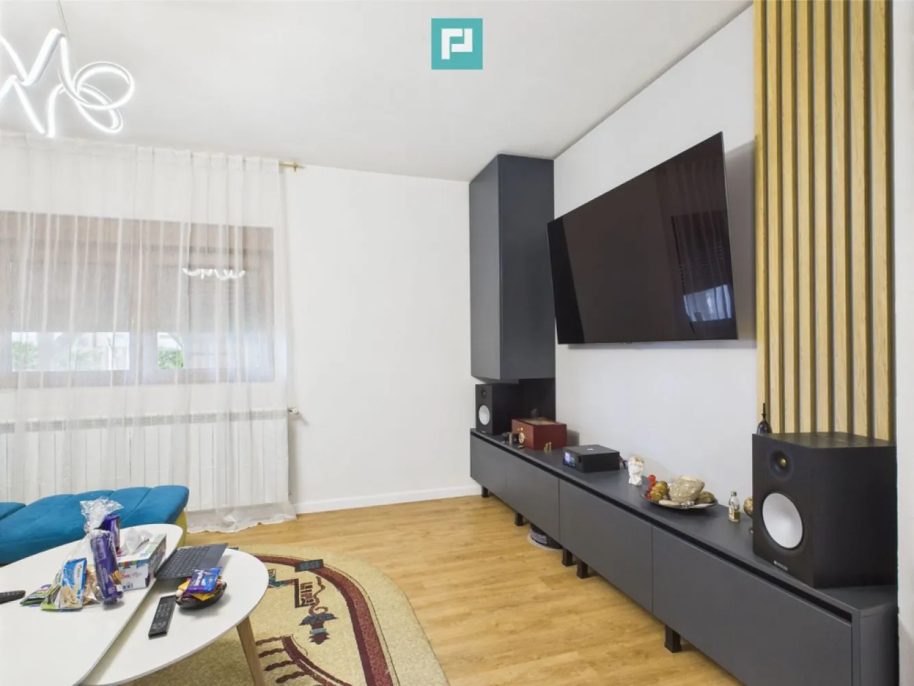 Casă individuală elegantă în Moșnița Nouă - Descoperă o locuință modernă și primitoare, ideală pentru o familie care apreciază spațiul generos, intimitatea și confortul de top. Situată într-o zonă liniștită din Moșnița Nouă, această casă individuală, desfășurată pe parter, etaj și pod, oferă toate condițiile pentru un trai liniștit, cu acces rapid către oraș. Caracteristici generale: - Suprafață utilă: ~194 mp - Suprafață construită: ~335 mp - Teren: 600 mp - 5 camere luminoase ,dormitor matrimonial cu baie si dresing, -bucatarie deschisa cu iesire pe terasa si zona de dining, -living spation cu iesire pe terasa, -biblioteca la etaj cu posibilitatea de amenajare ca zona de home gym, - 4 băi complet echipate si mobilate - Carport acoperit pentru 2 mașini - Pod generos pentru depozitare Dotări moderne: - Încălzire cu centrală pe gaz și calorifere - Curent trifazic - Apă de la rețea și foraj propriu pentru grădină - Aer condiționat 24.000 BTU - Șemineu în zona de dining - Iluminat LED integral - Ciubăr exterior cu foișor și zonă de relaxare - Terase amenajate, zonă de grătar și afumătoare - Mini seră și spații de depozitare exterioare -Panouri solare 8,8kw, baterie 5kw Interior trifazic, switch automat daca se ia curentul, gândit pentru confort: Parter: Living spațios cu ieșire spre terasă, dining elegant cu șemineu, bucătărie complet echipată cu insulă și cămară, birou/dormitor, două băi, cameră tehnică. Etaj: Dormitor matrimonial cu baie privată și două dressinguri, două dormitoare suplimentare, baie cu cadă, terasă închisă de 20 mp. Această proprietate este perfectă pentru cei care caută o locuință completă, atent finisată, cu toate facilitățile moderne deja integrate. Totul este gândit pentru un stil de viață confortabil, liniștit și rafinat. Pentru mai multe detalii sau imagini suplimentare, nu ezitați să mă contactați! Daniela Ianc - Consultant Imobiliar PropertyLab Timișoara Telefon: 0722375289 Mail: daniela.ianc@propertylab.ro Cod Proprietate: CP2332428 }}