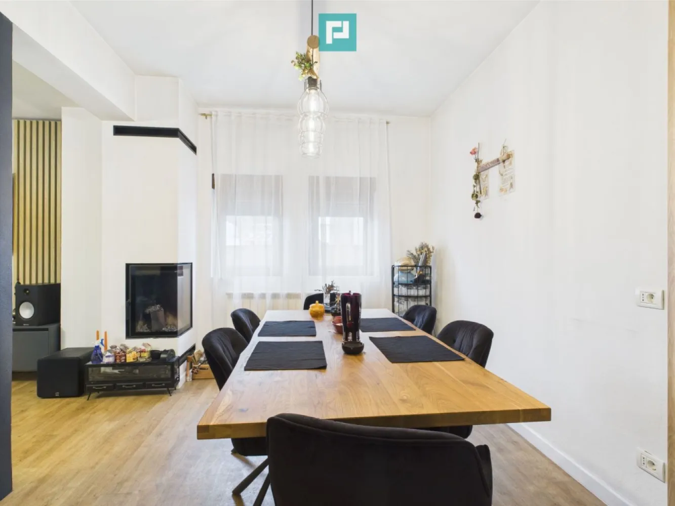 Casă individuală elegantă în Moșnița Nouă - Descoperă o locuință modernă și primitoare, ideală pentru o familie care apreciază spațiul generos, intimitatea și confortul de top. Situată într-o zonă liniștită din Moșnița Nouă, această casă individuală, desfășurată pe parter, etaj și pod, oferă toate condițiile pentru un trai liniștit, cu acces rapid către oraș. Caracteristici generale: - Suprafață utilă: ~194 mp - Suprafață construită: ~335 mp - Teren: 600 mp - 5 camere luminoase ,dormitor matrimonial cu baie si dresing, -bucatarie deschisa cu iesire pe terasa si zona de dining, -living spation cu iesire pe terasa, -biblioteca la etaj cu posibilitatea de amenajare ca zona de home gym, - 4 băi complet echipate si mobilate - Carport acoperit pentru 2 mașini - Pod generos pentru depozitare Dotări moderne: - Încălzire cu centrală pe gaz și calorifere - Curent trifazic - Apă de la rețea și foraj propriu pentru grădină - Aer condiționat 24.000 BTU - Șemineu în zona de dining - Iluminat LED integral - Ciubăr exterior cu foișor și zonă de relaxare - Terase amenajate, zonă de grătar și afumătoare - Mini seră și spații de depozitare exterioare -Panouri solare 8,8kw, baterie 5kw Interior trifazic, switch automat daca se ia curentul, gândit pentru confort: Parter: Living spațios cu ieșire spre terasă, dining elegant cu șemineu, bucătărie complet echipată cu insulă și cămară, birou/dormitor, două băi, cameră tehnică. Etaj: Dormitor matrimonial cu baie privată și două dressinguri, două dormitoare suplimentare, baie cu cadă, terasă închisă de 20 mp. Această proprietate este perfectă pentru cei care caută o locuință completă, atent finisată, cu toate facilitățile moderne deja integrate. Totul este gândit pentru un stil de viață confortabil, liniștit și rafinat. Pentru mai multe detalii sau imagini suplimentare, nu ezitați să mă contactați! Daniela Ianc - Consultant Imobiliar PropertyLab Timișoara Telefon: 0722375289 Mail: daniela.ianc@propertylab.ro Cod Proprietate: CP2332428 }}