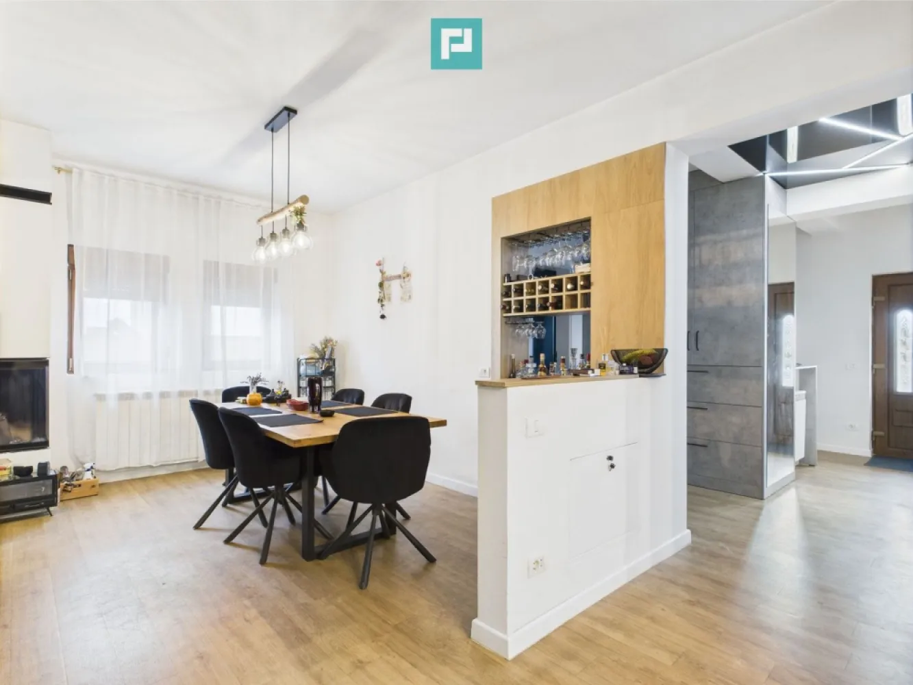 Casă individuală elegantă în Moșnița Nouă - Descoperă o locuință modernă și primitoare, ideală pentru o familie care apreciază spațiul generos, intimitatea și confortul de top. Situată într-o zonă liniștită din Moșnița Nouă, această casă individuală, desfășurată pe parter, etaj și pod, oferă toate condițiile pentru un trai liniștit, cu acces rapid către oraș. Caracteristici generale: - Suprafață utilă: ~194 mp - Suprafață construită: ~335 mp - Teren: 600 mp - 5 camere luminoase ,dormitor matrimonial cu baie si dresing, -bucatarie deschisa cu iesire pe terasa si zona de dining, -living spation cu iesire pe terasa, -biblioteca la etaj cu posibilitatea de amenajare ca zona de home gym, - 4 băi complet echipate si mobilate - Carport acoperit pentru 2 mașini - Pod generos pentru depozitare Dotări moderne: - Încălzire cu centrală pe gaz și calorifere - Curent trifazic - Apă de la rețea și foraj propriu pentru grădină - Aer condiționat 24.000 BTU - Șemineu în zona de dining - Iluminat LED integral - Ciubăr exterior cu foișor și zonă de relaxare - Terase amenajate, zonă de grătar și afumătoare - Mini seră și spații de depozitare exterioare -Panouri solare 8,8kw, baterie 5kw Interior trifazic, switch automat daca se ia curentul, gândit pentru confort: Parter: Living spațios cu ieșire spre terasă, dining elegant cu șemineu, bucătărie complet echipată cu insulă și cămară, birou/dormitor, două băi, cameră tehnică. Etaj: Dormitor matrimonial cu baie privată și două dressinguri, două dormitoare suplimentare, baie cu cadă, terasă închisă de 20 mp. Această proprietate este perfectă pentru cei care caută o locuință completă, atent finisată, cu toate facilitățile moderne deja integrate. Totul este gândit pentru un stil de viață confortabil, liniștit și rafinat. Pentru mai multe detalii sau imagini suplimentare, nu ezitați să mă contactați! Daniela Ianc - Consultant Imobiliar PropertyLab Timișoara Telefon: 0722375289 Mail: daniela.ianc@propertylab.ro Cod Proprietate: CP2332428 }}