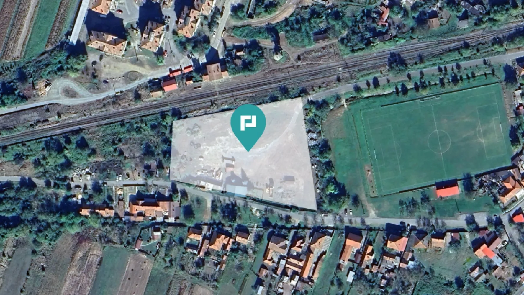 Oportunitate unică pentru afacerea ta în Margina - Oportunitate unică pentru afacerea ta în domeniul logisticii și depozitării PropertyLab vă propune spre achiziție un teren strategic de 8369 mp situat în Margina, județul Timiș, ideal pentru activități logistice și industriale. Proprietatea dispune de clădire administrativă, rampă proprie pentru tren și acces facil la principalele rute de transport. Caracteristici principale: Suprafață totală: 8369 mp, cu posibilitate de extindere a activităților Rampă de încărcare-descărcare cu linie proprie de tren, capacitate de 4 vagoane Acces rapid la autostradă – doar 1,5 km (3 minute cu mașina) Două porți de acces și front stradal de 132 m – optim pentru flux logistic eficient Front la calea ferată de 108 m – integrare directă în transportul feroviar Clădire administrativă de 95 mp – spațiu destinat birourilor și activităților administrative Curte pietruită și consolidată – pregătită pentru accesul utilajelor de mare tonaj Proprietatea dispune de toate utilitățile necesare: curent trifazic, apă, canalizare cu fosă septică și încălzire cu centrală pe lemne. În viitorul apropiat, va fi disponibilă și racordarea la rețeaua de gaz, oferind costuri mai reduse și eficiență sporită. Investiție strategică cu potențial ridicat! Contactează-ne pentru detalii și vizionare. Alexandra Tighean - PropertyLab Telefon 0741 139 063 alexandra.tighean@propertylab.ro Daniela Ianc - Consultant imobiliar PropertyLab Telefon 0722 375 289 daniela.ianc@propertylab.ro CP2318890 }}