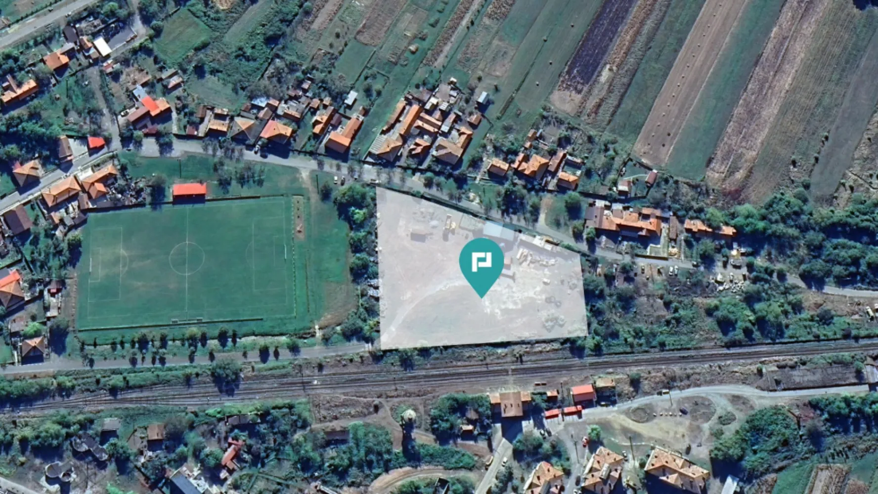 Oportunitate unică pentru afacerea ta în Margina - Oportunitate unică pentru afacerea ta în domeniul logisticii și depozitării PropertyLab vă propune spre achiziție un teren strategic de 8369 mp situat în Margina, județul Timiș, ideal pentru activități logistice și industriale. Proprietatea dispune de clădire administrativă, rampă proprie pentru tren și acces facil la principalele rute de transport. Caracteristici principale: Suprafață totală: 8369 mp, cu posibilitate de extindere a activităților Rampă de încărcare-descărcare cu linie proprie de tren, capacitate de 4 vagoane Acces rapid la autostradă – doar 1,5 km (3 minute cu mașina) Două porți de acces și front stradal de 132 m – optim pentru flux logistic eficient Front la calea ferată de 108 m – integrare directă în transportul feroviar Clădire administrativă de 95 mp – spațiu destinat birourilor și activităților administrative Curte pietruită și consolidată – pregătită pentru accesul utilajelor de mare tonaj Proprietatea dispune de toate utilitățile necesare: curent trifazic, apă, canalizare cu fosă septică și încălzire cu centrală pe lemne. În viitorul apropiat, va fi disponibilă și racordarea la rețeaua de gaz, oferind costuri mai reduse și eficiență sporită. Investiție strategică cu potențial ridicat! Contactează-ne pentru detalii și vizionare. Alexandra Tighean - PropertyLab Telefon 0741 139 063 alexandra.tighean@propertylab.ro Daniela Ianc - Consultant imobiliar PropertyLab Telefon 0722 375 289 daniela.ianc@propertylab.ro CP2318890 }}