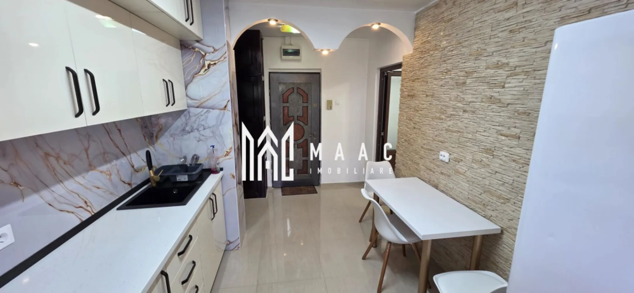 Apartament 2 camere et 2 lift Mihai Viteazu - MAAC Imobiliare vă propune spre închiriere un apartament cu 2 camere decomandate, situat la etajul 2 al unui imobil dotat cu lift, poziționat excelent vis-a-vis de Biserica Mihai Viteazu, într-o zonă cu acces facil către puncte de interes, mijloace de transport și facilități urbane.

Apartamentul este complet mobilat și utilat, fiind pregătit pentru mutare imediată. Compartimentarea decomandată oferă confort și intimitate, iar bucătăria separată este dotată inclusiv cu aer condiționat, asigurând un ambient plăcut în orice sezon. Balconul este închis cu geamuri termopan, oferind un spațiu suplimentar util. Proprietatea a fost renovată recent, beneficiind de finisaje moderne și un aspect îngrijit.
-mobilat și utilat
-2 camere decomandate
-bucătărie separată cu aer condiționat
-balcon închis în termopan
-renovat recent
-liber imediat

Pentru mai multe detalii vă rugăm să menționați CP3007509 la telefon.
