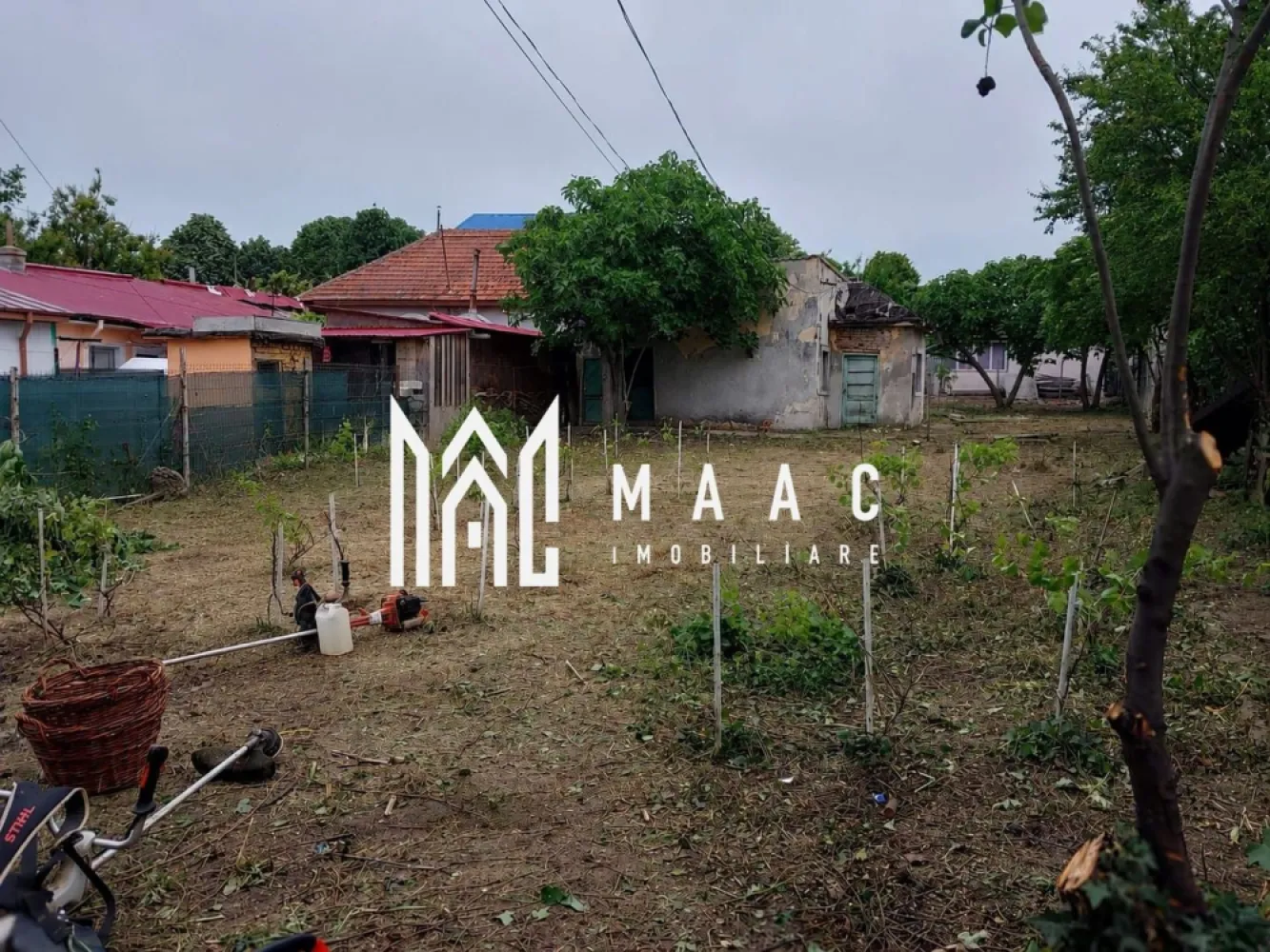 Casa cu Teren intravilan 612 mp Eforie Sub Investitie - MAAC Imobiliare vă propune spre vânzare un teren intravilan cu suprafața de 612 mp, situat în Eforie Sud, sub strada Cloșca, într-o zonă cu potențial de dezvoltare și acces facil către principalele puncte de interes din localitate.

Proprietatea beneficiază de existența unei construcții intabulate, împreună cu anexe, oferind posibilitatea de renovare sau demolare, în funcție de planurile viitorului proprietar. Terenul este potrivit atât pentru construcție rezidențială, cât și pentru investiție, datorită poziționării și suprafeței generoase.

-teren intravilan 612 mp
-situat în Eforie Sud, sub strada Cloșca
-casă cu anexe intabulată
-necesită renovare 

Pentru mai multe detalii vă rugăm să menționați CP3006320 la telefon.
