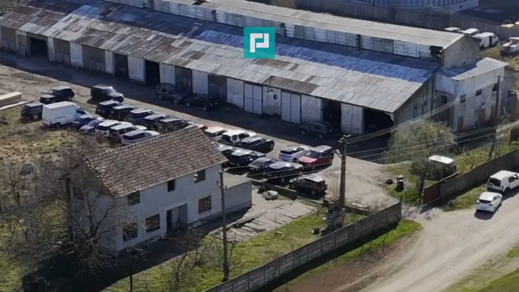 Spațiu industrial, rampă și acces la calea ferată - Property Lab vă propune spre vânzare un teren intravilan destinat activităților industriale in suprafață de 11.195 mp, cu deschidere generoasă atât la șosea cât și la calea ferată. Proprietatea propusă spre vânzare, este compusă din construcții industriale si edilitare cu o înălțime interioară de 6m și o anexă administrativă (construcțiile sunt din cărămidă). Proprietatea dispune de următoarele facilități : - Post trafo 100 KW - Curent trifazic 380 V, - Fosa septică -2 rezervoare subterane de apă - Gaz metan la stradă in fata parcelei - Posibilitate de utilizare a transportului feroviar ( linie funcțională) - Rampă de încărcare / descărcare -Acces auto - Acces tir - Apă - Curent -Parcare deschisă - Drum de acces pietruit ( urmează a fi asfaltat, există aprobare ) - Teren împrejmuit - Uși de acces Pentru informații suplimentare, precum și stabilirea unei vizionări, aștept să mă contactați! Dina Driment - consultant imobiliar Property Lab Telefon 0721 869 140 e-mail: dina.driment@propertylab.ro CP2332528 }}