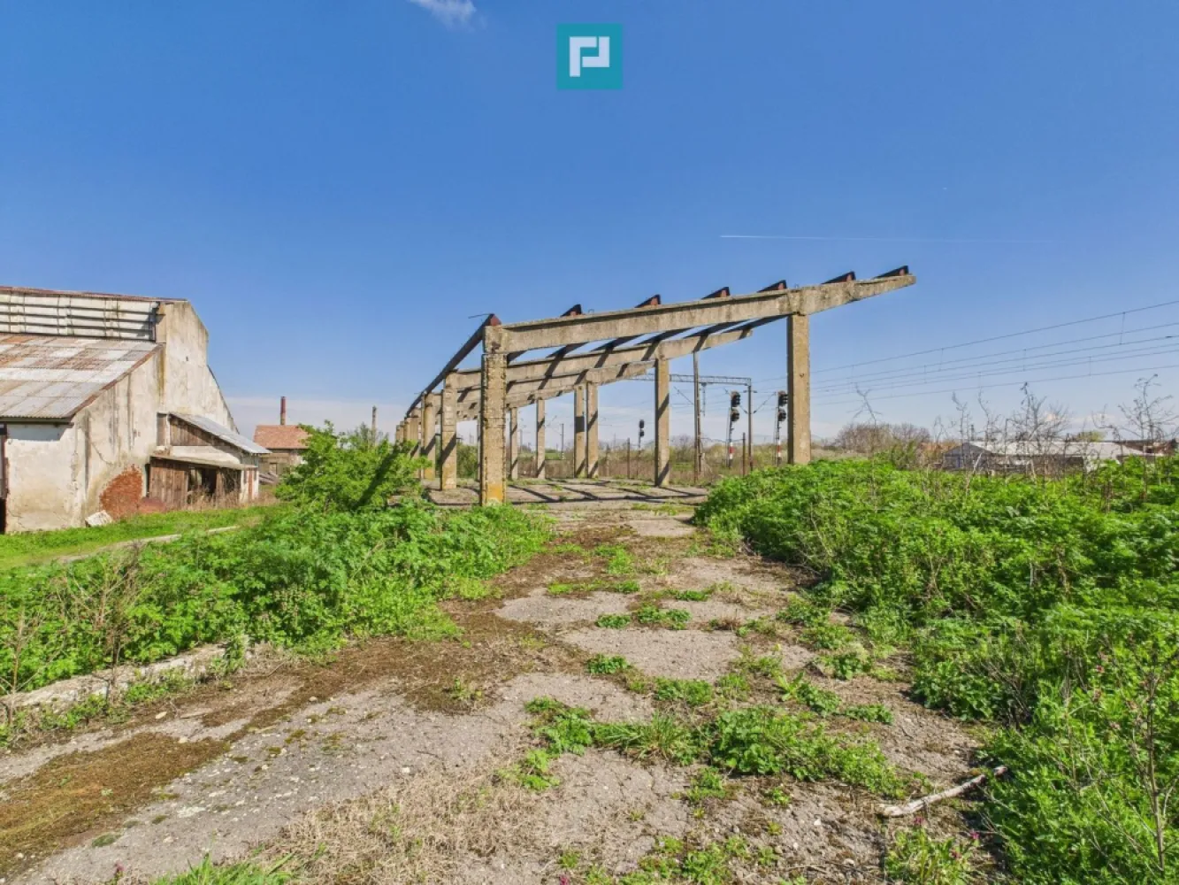 Spațiu industrial, rampă și acces la calea ferată - Property Lab vă propune spre vânzare un teren intravilan destinat activităților industriale in suprafață de 11.195 mp, cu deschidere generoasă atât la șosea cât și la calea ferată. Proprietatea propusă spre vânzare, este compusă din construcții industriale si edilitare cu o înălțime interioară de 6m și o anexă administrativă (construcțiile sunt din cărămidă). Proprietatea dispune de următoarele facilități : - Post trafo 100 KW - Curent trifazic 380 V, - Fosa septică -2 rezervoare subterane de apă - Gaz metan la stradă in fata parcelei - Posibilitate de utilizare a transportului feroviar ( linie funcțională) - Rampă de încărcare / descărcare -Acces auto - Acces tir - Apă - Curent -Parcare deschisă - Drum de acces pietruit ( urmează a fi asfaltat, există aprobare ) - Teren împrejmuit - Uși de acces Pentru informații suplimentare, precum și stabilirea unei vizionări, aștept să mă contactați! Dina Driment - consultant imobiliar Property Lab Telefon 0721 869 140 e-mail: dina.driment@propertylab.ro CP2332528 }}