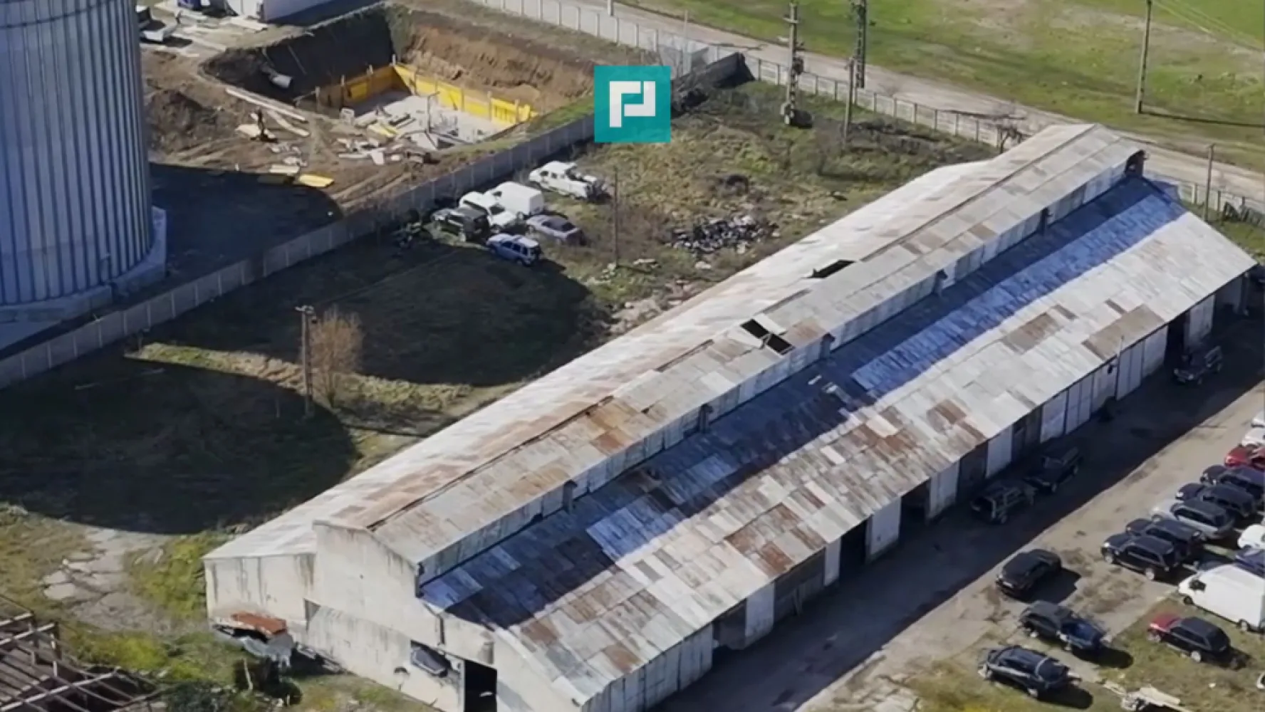 Spațiu industrial, rampă și acces la calea ferată - Property Lab vă propune spre vânzare un teren intravilan destinat activităților industriale in suprafață de 11.195 mp, cu deschidere generoasă atât la șosea cât și la calea ferată. Proprietatea propusă spre vânzare, este compusă din construcții industriale si edilitare cu o înălțime interioară de 6m și o anexă administrativă (construcțiile sunt din cărămidă). Proprietatea dispune de următoarele facilități : - Post trafo 100 KW - Curent trifazic 380 V, - Fosa septică -2 rezervoare subterane de apă - Gaz metan la stradă in fata parcelei - Posibilitate de utilizare a transportului feroviar ( linie funcțională) - Rampă de încărcare / descărcare -Acces auto - Acces tir - Apă - Curent -Parcare deschisă - Drum de acces pietruit ( urmează a fi asfaltat, există aprobare ) - Teren împrejmuit - Uși de acces Pentru informații suplimentare, precum și stabilirea unei vizionări, aștept să mă contactați! Dina Driment - consultant imobiliar Property Lab Telefon 0721 869 140 e-mail: dina.driment@propertylab.ro CP2332528 }}