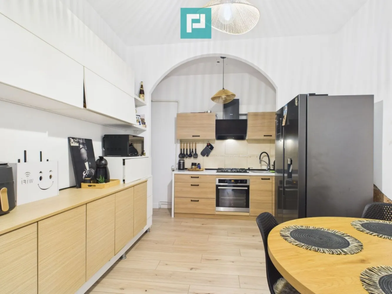 Apartament 3 camere la curte - Odobescu - Casă spațioasă cu acces dublu și potențial de mansardare – Zona Odobescu, Timișoara Property Lab îți propune spre vânzare o proprietate solidă și bine întreținută, situată într-o zonă centrală și căutată a Timișoarei – Odobescu. Construită în 1970, casa este amplasată pe un teren de 195 mp și dispune de 105 mp ( 71 mp utili , 21.4mp, terasă plus 12,6 mp o anexă perfectă pentru depozitare.) Construcție din cărămidă, cu posibilitate de mansardare, izolată exterior și cu instalații electrice și sanitare noi. Compartimentare practică: - Zonă de acces generoasă - Living luminos și primitor - 2 dormitoare spațioase - Bucătărie mare + loc de luat masa - Baie modernă - Spații de depozitare - Acces auto prin poartă electrică Locație excelentă: În proximitate: grădinițe, școli, spitale, market-uri, mijloace de transport, totul la îndemână într-o zonă liniștită și apreciată. Preț avantajos raportat la zonă și potențial! Perfectă pentru locuit sau investiție. Pentru mai multe detalii sau pentru a programa o vizionare, nu ezitați să mă contactați! Dina Driment - consultant imobiliar Property Lab Telefon : 0721869140 e-mail: dina.driment@propertylab.ro CP2332536 }}