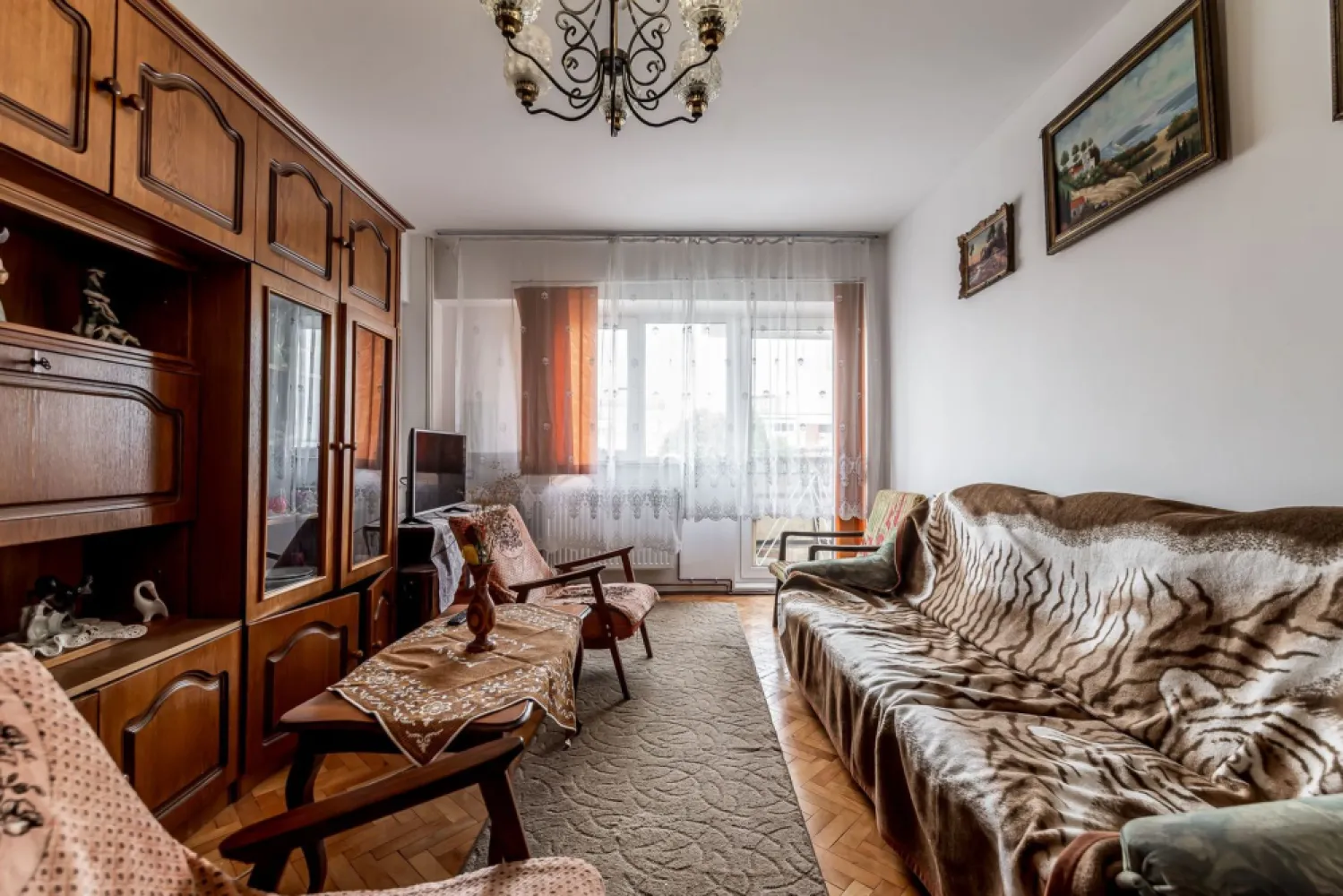 79.900 € | Vlaicu (între UTA și Lebăda) | 2 camere decomandat | lift - Dacă vrei un apartament mare, bine poziționat și ușor de personalizat, acesta din Vlaicu e o alegere foarte bună. Apartamentul se află în în blocul I.3, între stațiile UTA și Lebăda, ceea ce înseamnă acces rapid la transport și la facilitățile zonei.

Apartamentul are 80 mp conform CF, este decomandat și se află la etajul 7 din 8. Ai lift modern, centrală termică și un balcon cu acces atât din living, cât și din bucătărie — un detaliu care face spațiul mai plăcut și mai practic. În plus, cele două debarale ajută mult la depozitare, mai ales într-o locuință de familie.

Necesită renovare, iar asta îți dă libertatea să îl faci exact pe gustul tău, fără să plătești finisaje făcute superficial.

Preț listare: 79.900 EURO / comision zero

Dacă dorești detaliile complete, scrie-mi pe WhatsApp și stabilim o vizionare.
Telefon/WhatsApp: 0761 899 230 – Mihai Molnar
Consultantul tău imobiliar