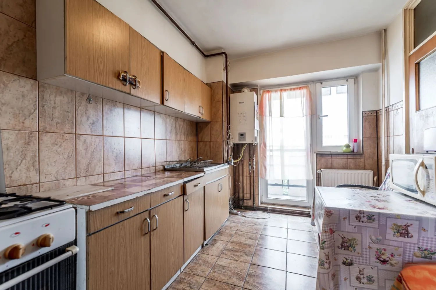 79.900 € | Vlaicu (între UTA și Lebăda) | 2 camere decomandat | lift - Dacă vrei un apartament mare, bine poziționat și ușor de personalizat, acesta din Vlaicu e o alegere foarte bună. Apartamentul se află în în blocul I.3, între stațiile UTA și Lebăda, ceea ce înseamnă acces rapid la transport și la facilitățile zonei.

Apartamentul are 80 mp conform CF, este decomandat și se află la etajul 7 din 8. Ai lift modern, centrală termică și un balcon cu acces atât din living, cât și din bucătărie — un detaliu care face spațiul mai plăcut și mai practic. În plus, cele două debarale ajută mult la depozitare, mai ales într-o locuință de familie.

Necesită renovare, iar asta îți dă libertatea să îl faci exact pe gustul tău, fără să plătești finisaje făcute superficial.

Preț listare: 79.900 EURO / comision zero

Dacă dorești detaliile complete, scrie-mi pe WhatsApp și stabilim o vizionare.
Telefon/WhatsApp: 0761 899 230 – Mihai Molnar
Consultantul tău imobiliar